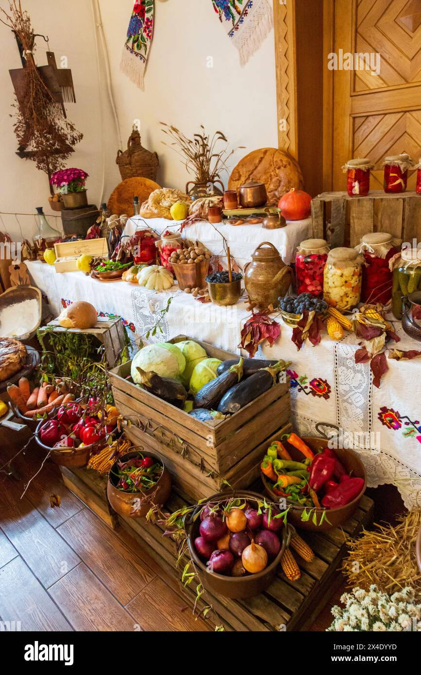 Romania, Maramures, Sapanta. Tavolo da pranzo decorato in autunno. Raccolta di cibi autunnali. (Solo per uso editoriale) Foto Stock