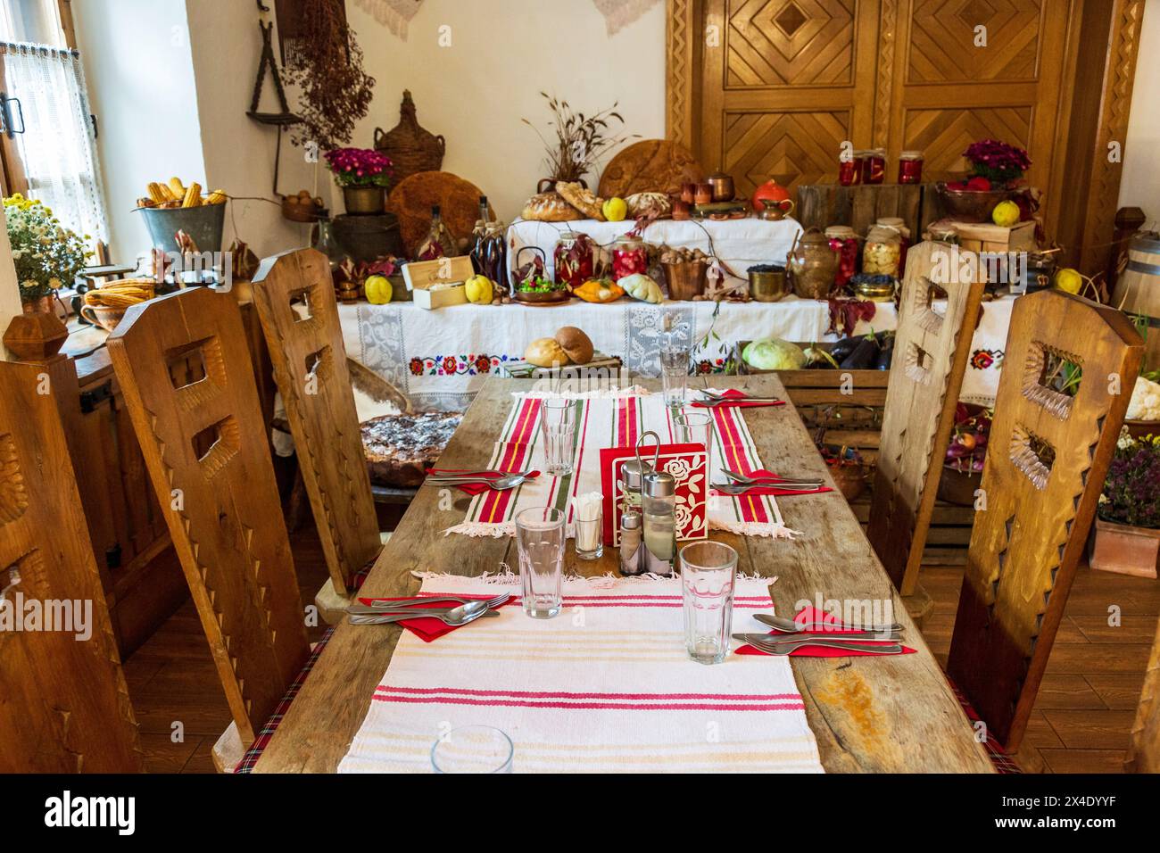 Romania, Maramures, Sapanta. Tavolo da pranzo decorato in autunno. Raccolta di cibi autunnali. (Solo per uso editoriale) Foto Stock