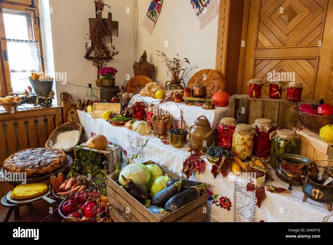 Romania, Maramures, Sapanta. Tavolo da pranzo decorato in autunno. Raccolta di cibi autunnali. (Solo per uso editoriale) Foto Stock