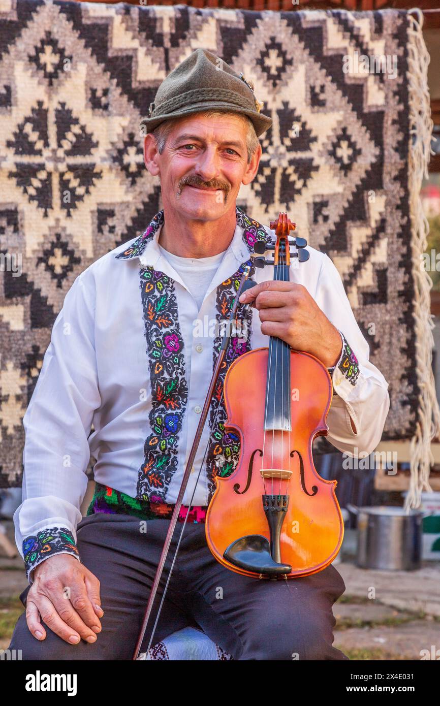 Romania, Moldovita, contea di Suceava. Musicisti popolari rumeni in abbigliamento tradizionale della zona. (Solo per uso editoriale) Foto Stock