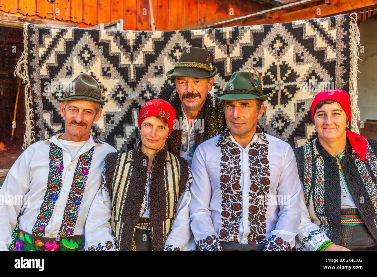 Romania, Moldovita, contea di Suceava. Musicisti popolari rumeni in abbigliamento tradizionale della zona. (Solo per uso editoriale) Foto Stock
