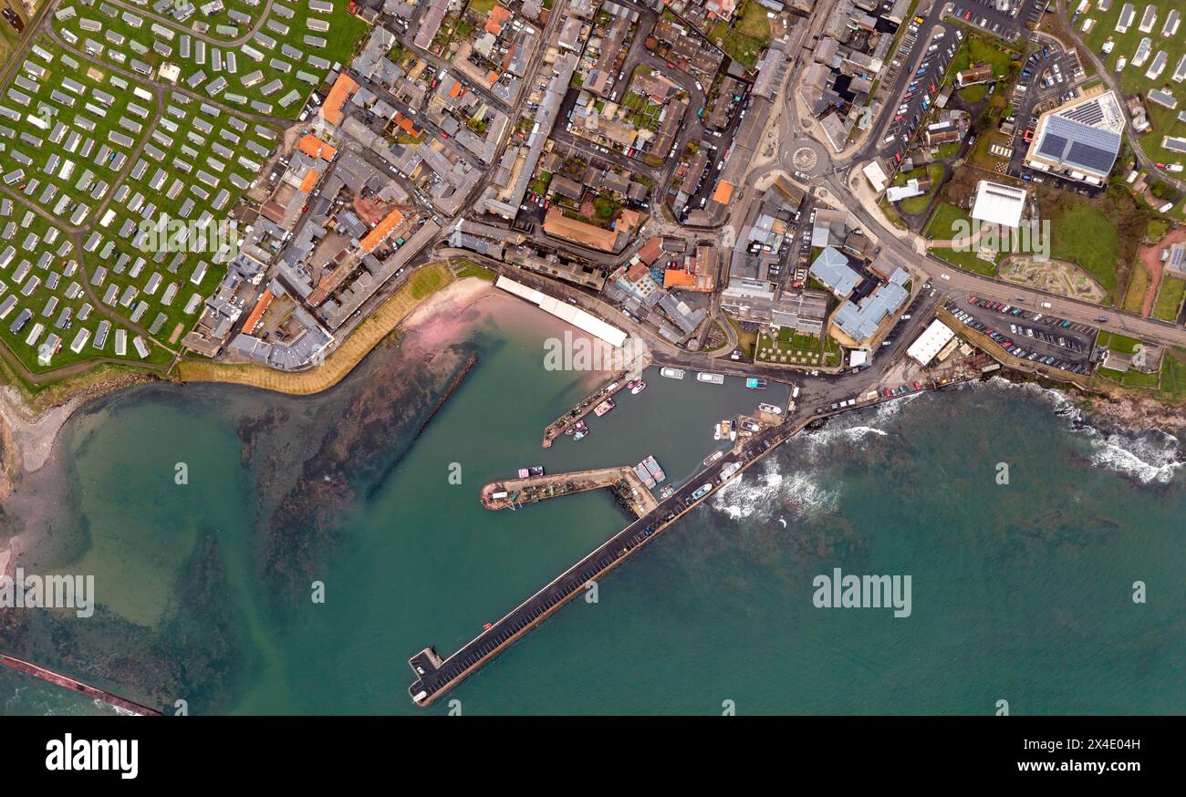 Vista aerea del paesaggio direttamente sopra la famosa località turistica di Seahouses e del porto di Northumberland, Regno Unito Foto Stock