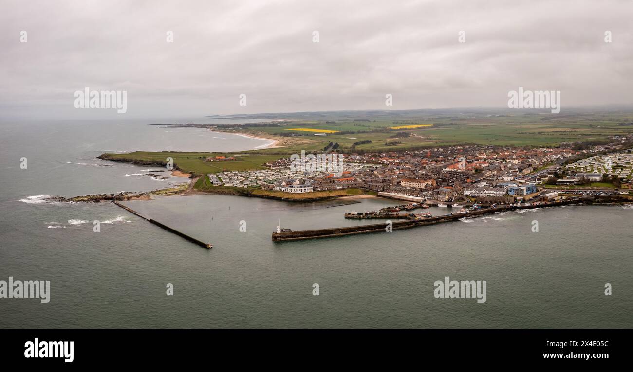Panorama aereo della famosa località turistica di Seahouses Town e porto di Northumberland, Regno Unito Foto Stock