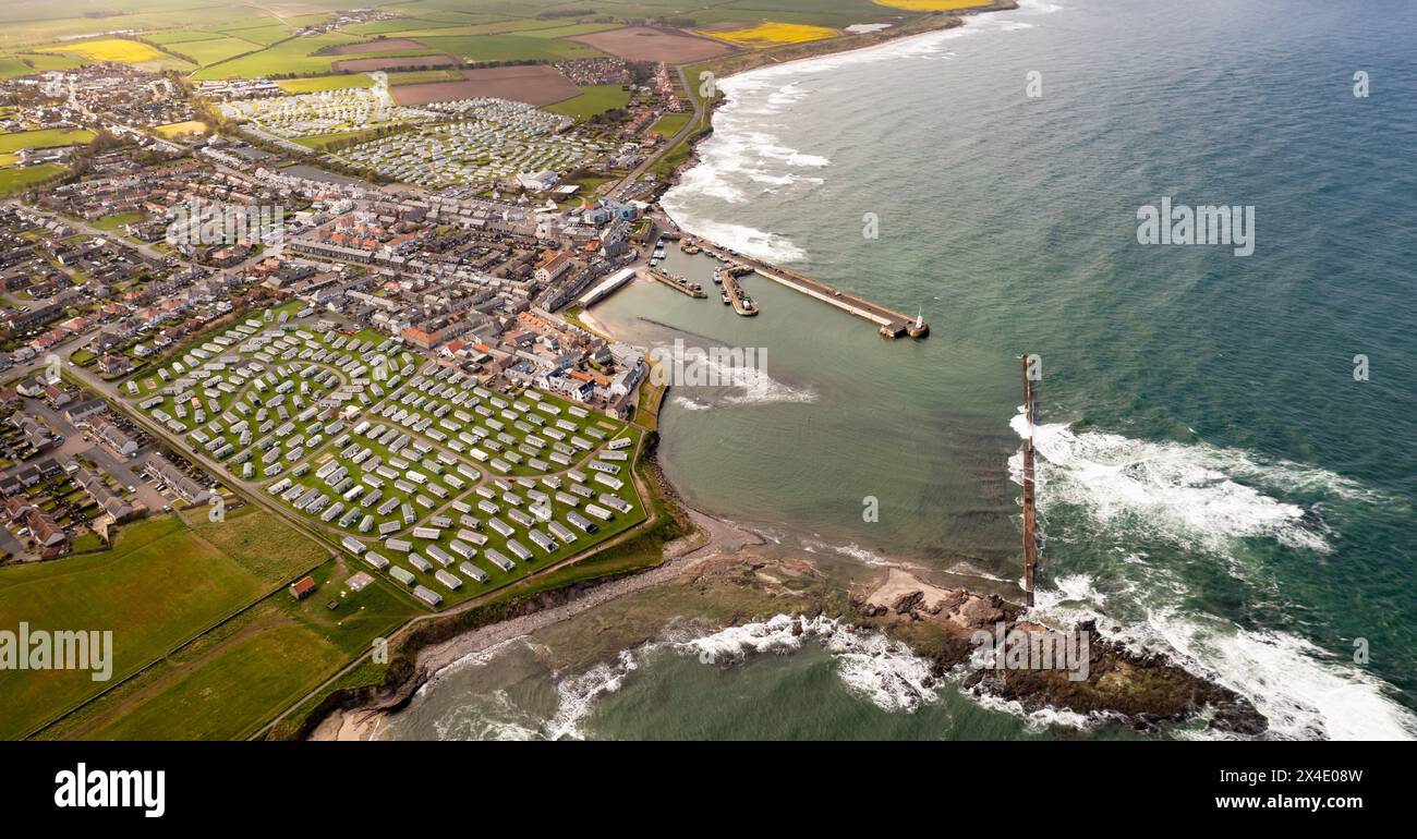 Panorama panoramico aereo della famosa località turistica di Seahouses e porto con grandi parchi carovanieri per vacanze al mare nel Northumberland Foto Stock