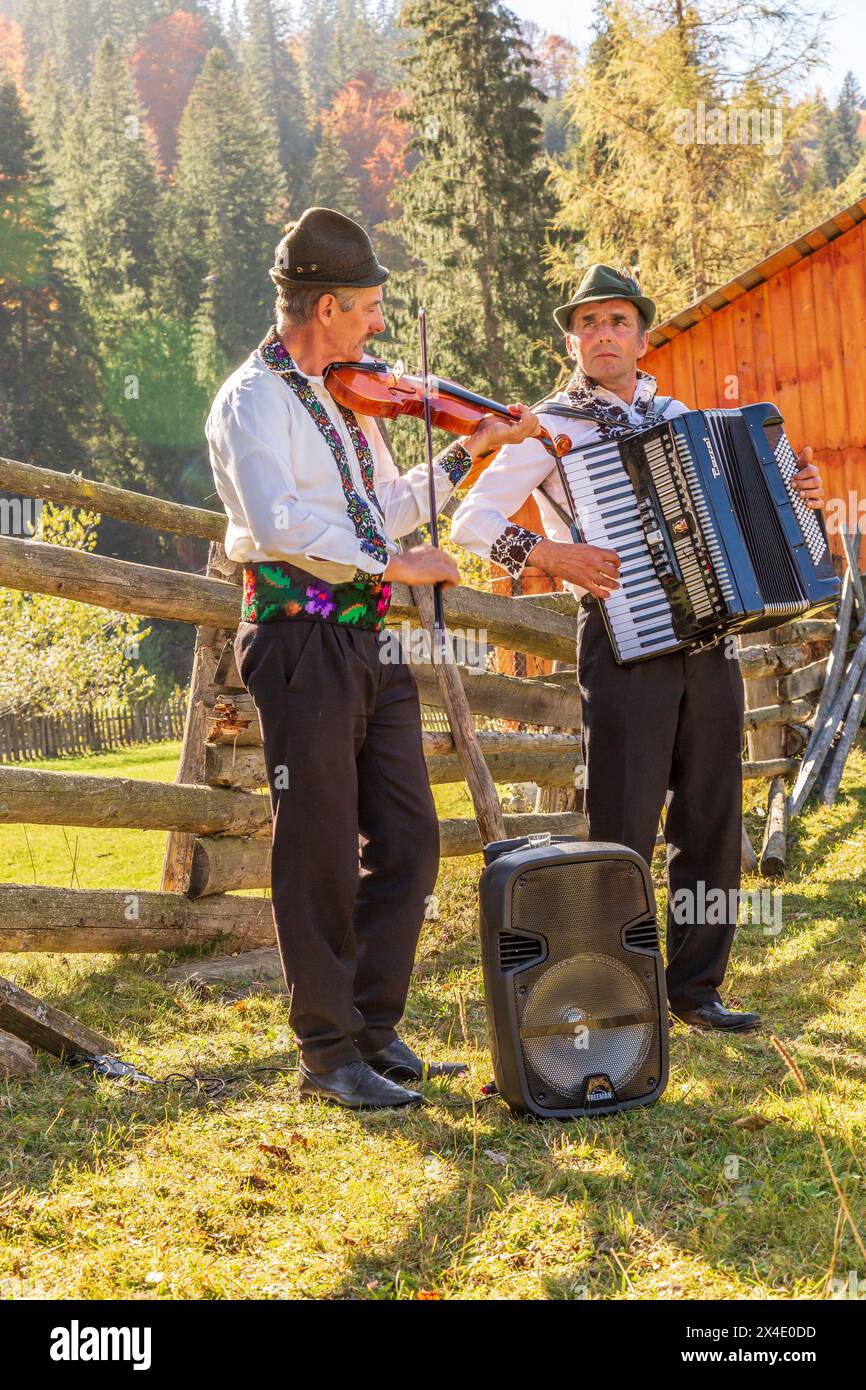 Romania, Moldovita, contea di Suceava. Musicisti popolari rumeni in abbigliamento tradizionale della zona. (Solo per uso editoriale) Foto Stock