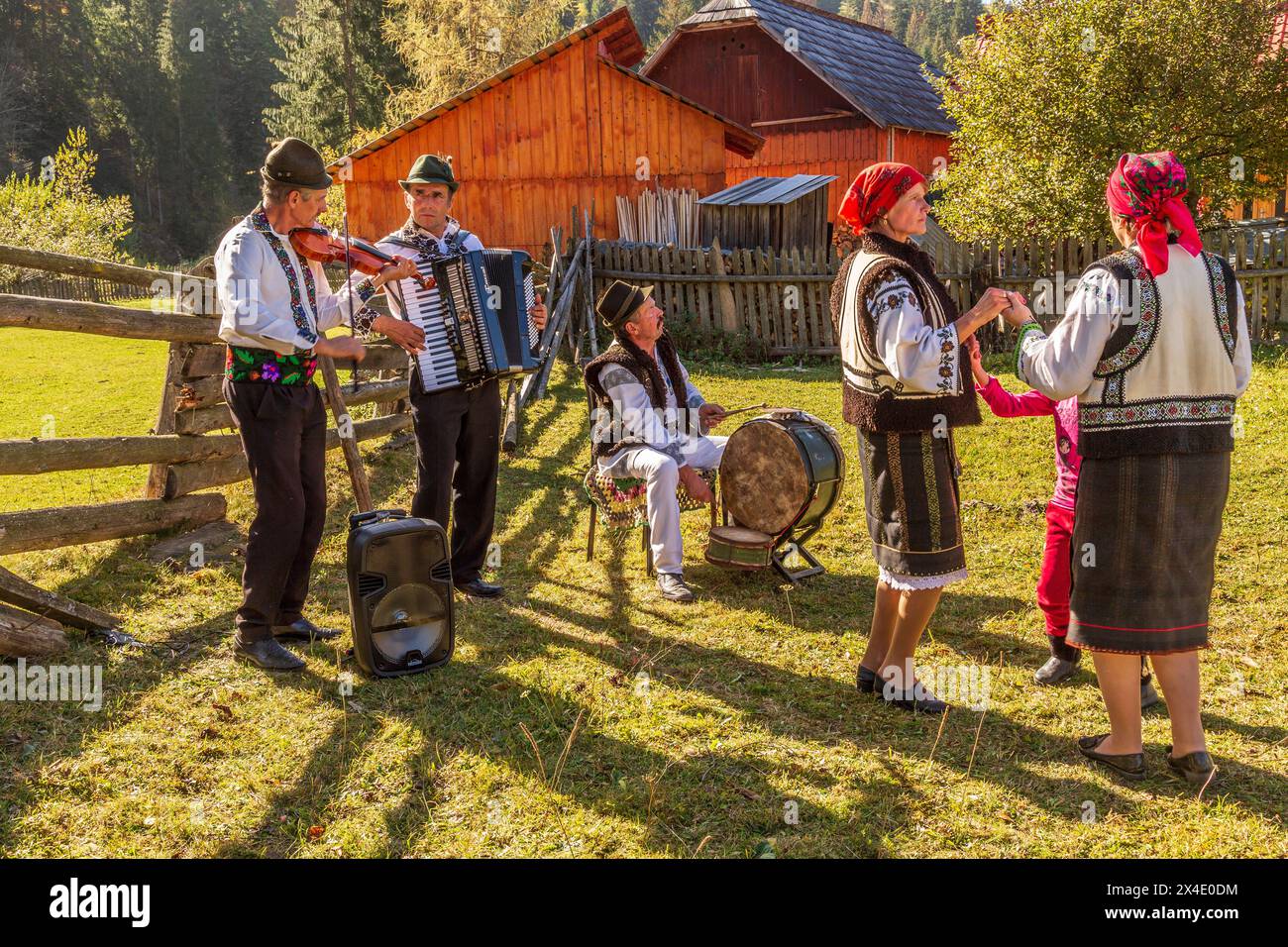 Romania, Moldovita, contea di Suceava. Musicisti popolari rumeni in abbigliamento tradizionale della zona. (Solo per uso editoriale) Foto Stock