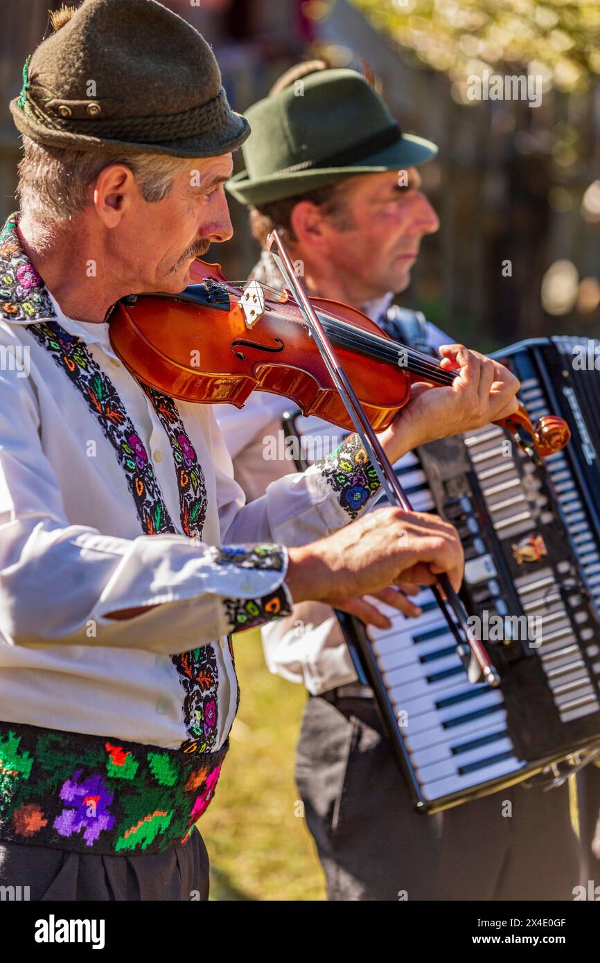 Romania, Moldovita, contea di Suceava. Musicisti popolari rumeni in abbigliamento tradizionale della zona. (Solo per uso editoriale) Foto Stock