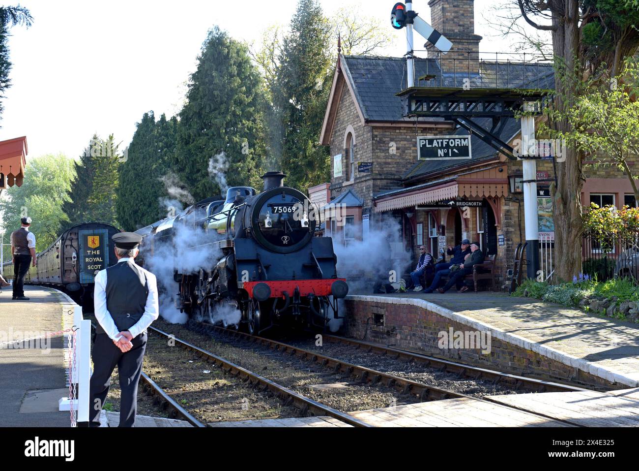 Ex BR Standard 4MT 4-6-0 a vapore loco 75069 con partenza dalla stazione di Hampton Loade, Severn Valley Railway al Gala di Primavera, 19 aprile 2024 Foto Stock