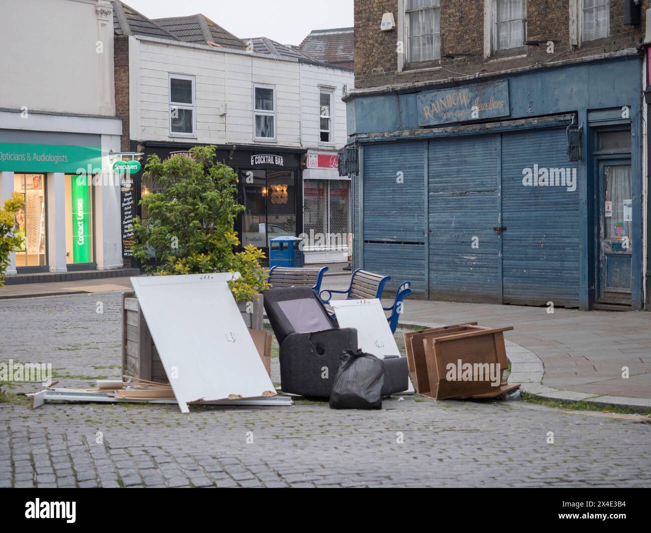 Sheerness, Kent, Regno Unito. 2 maggio 2024. I brazen fly Tops hanno preso di mira il centro di Sheerness. Rifiuti assortiti sono stati scaricati di fronte alla clocktower del centro città, che è sotto sorveglianza CCTV. Un consigliere locale ha commentato sui social media che avevano ufficialmente segnalato il problema ieri, ma il volo era ancora in evidenza questa sera alle 20. L'orologio Sheerness Coronation Memorial è stato restaurato nel maggio 2022 per il Giubileo di platino della regina al costo di £ 160.000. Crediti: James Bell/Alamy Live News Foto Stock