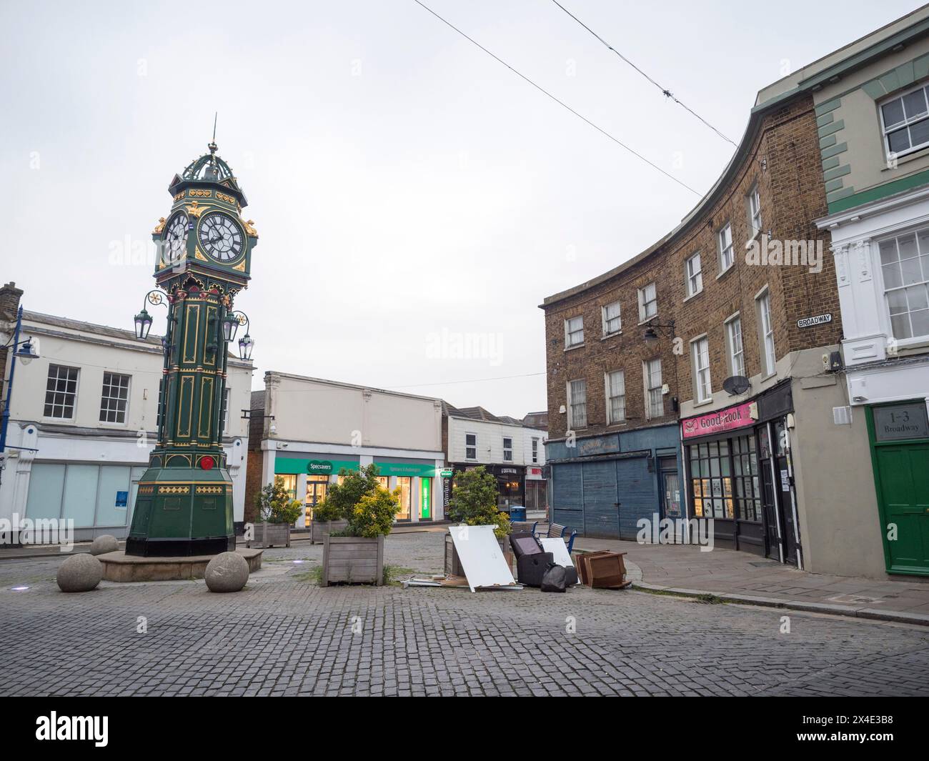 Sheerness, Kent, Regno Unito. 2 maggio 2024. I brazen fly Tops hanno preso di mira il centro di Sheerness. Rifiuti assortiti sono stati scaricati di fronte alla clocktower del centro città, che è sotto sorveglianza CCTV. Un consigliere locale ha commentato sui social media che avevano ufficialmente segnalato il problema ieri, ma il volo era ancora in evidenza questa sera alle 20. L'orologio Sheerness Coronation Memorial è stato restaurato nel maggio 2022 per il Giubileo di platino della regina al costo di £ 160.000. Crediti: James Bell/Alamy Live News Foto Stock
