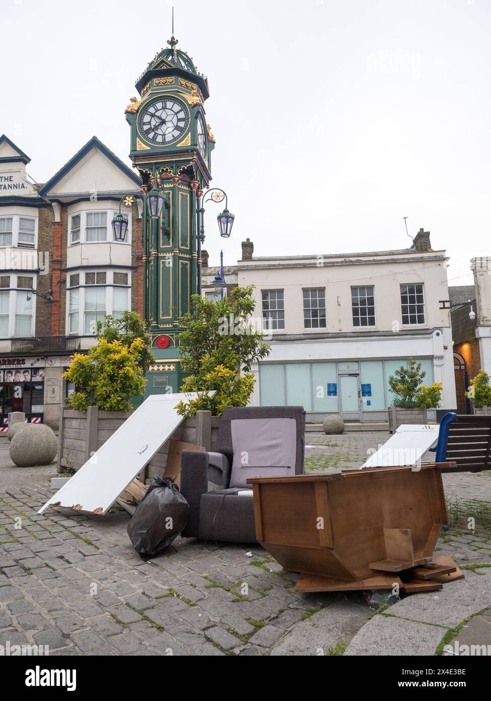 Sheerness, Kent, Regno Unito. 2 maggio 2024. I brazen fly Tops hanno preso di mira il centro di Sheerness. Rifiuti assortiti sono stati scaricati di fronte alla clocktower del centro città, che è sotto sorveglianza CCTV. Un consigliere locale ha commentato sui social media che avevano ufficialmente segnalato il problema ieri, ma il volo era ancora in evidenza questa sera alle 20. L'orologio Sheerness Coronation Memorial è stato restaurato nel maggio 2022 per il Giubileo di platino della regina al costo di £ 160.000. Crediti: James Bell/Alamy Live News Foto Stock