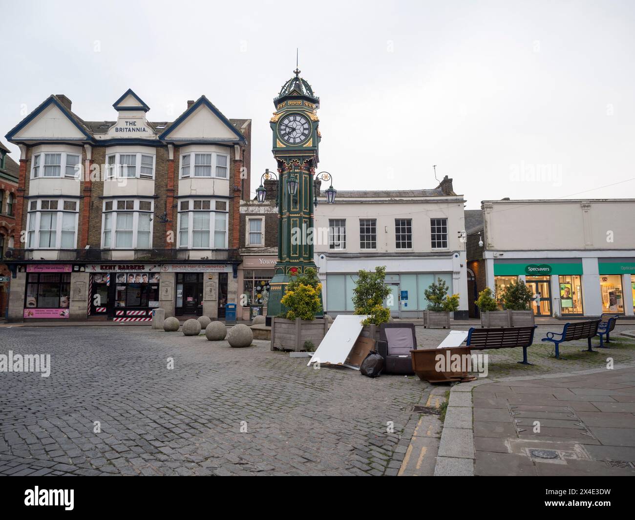 Sheerness, Kent, Regno Unito. 2 maggio 2024. I brazen fly Tops hanno preso di mira il centro di Sheerness. Rifiuti assortiti sono stati scaricati di fronte alla clocktower del centro città, che è sotto sorveglianza CCTV. Un consigliere locale ha commentato sui social media che avevano ufficialmente segnalato il problema ieri, ma il volo era ancora in evidenza questa sera alle 20. L'orologio Sheerness Coronation Memorial è stato restaurato nel maggio 2022 per il Giubileo di platino della regina al costo di £ 160.000. Crediti: James Bell/Alamy Live News Foto Stock