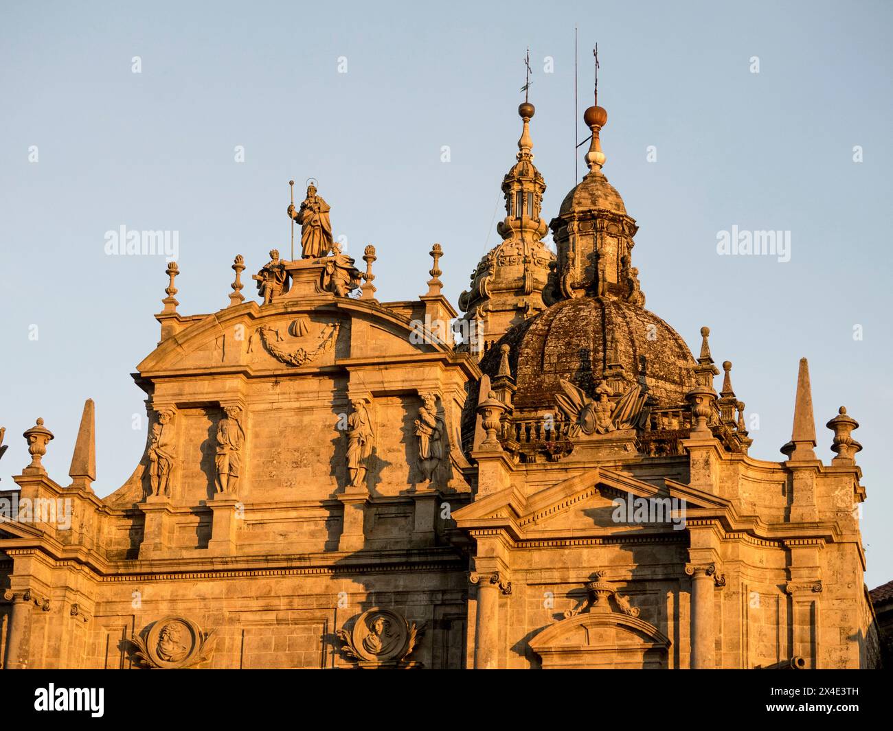 Luce serale sulla cupola principale della Cattedrale di Santiago de Compostela. Foto Stock