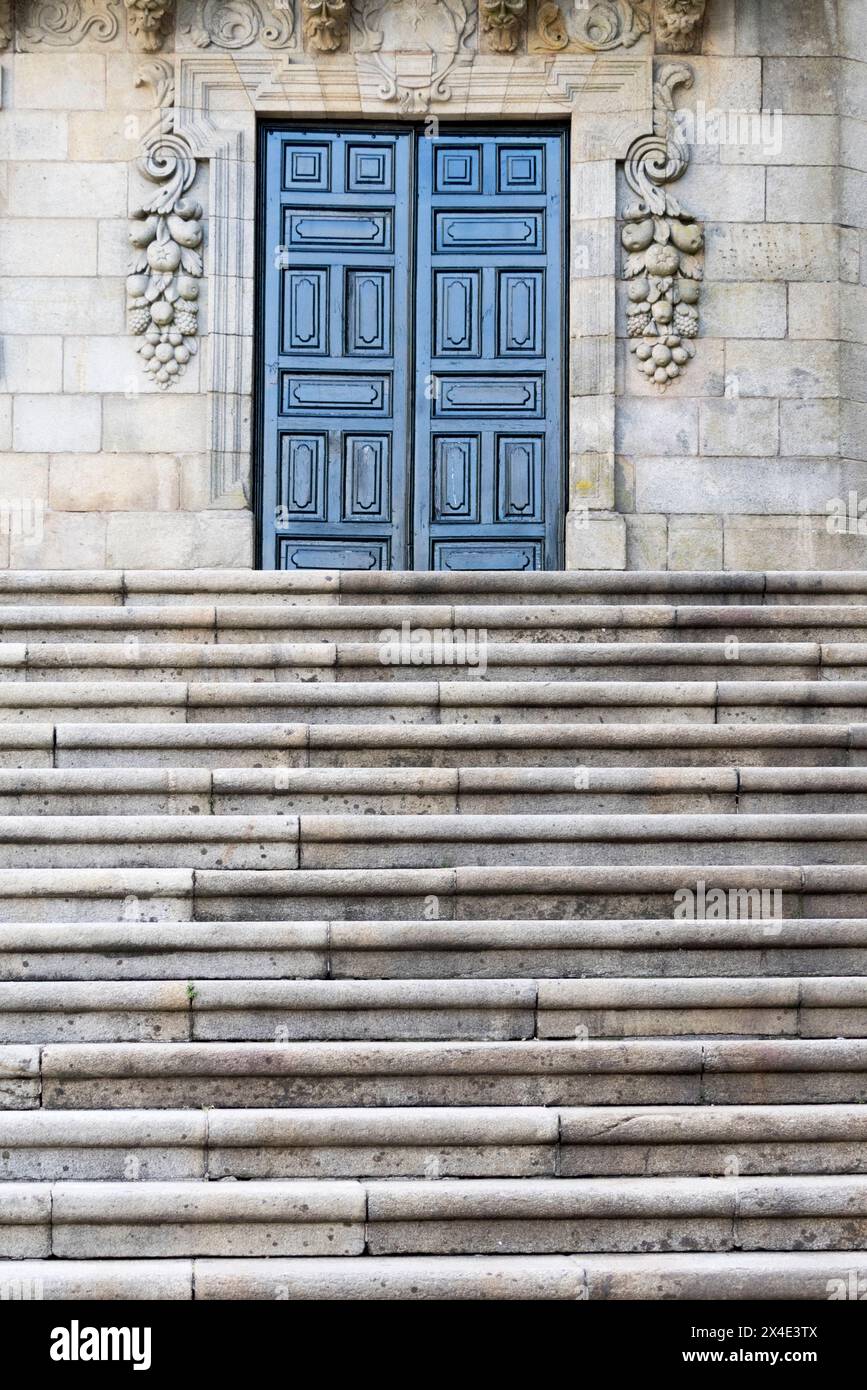 Porta d'ingresso blu, adornata da rami d'uva, della Casa da Parra Santiago De Compostela o Casa Parra situata nella Praza da Quintana de Vivos. Foto Stock