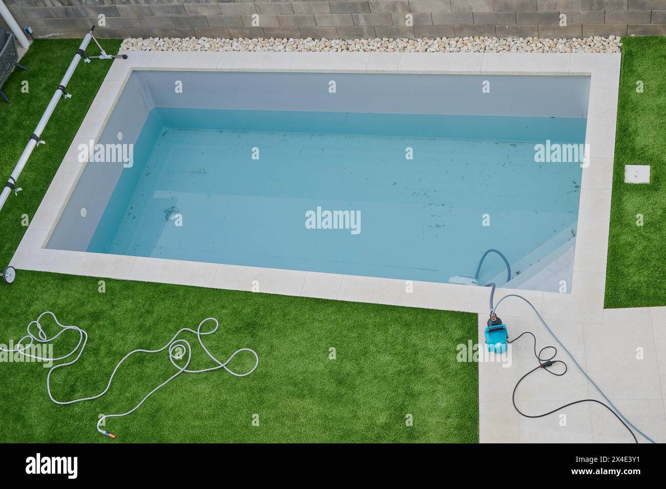 pulizia dell'acqua sporca in piscina dopo la stagione invernale Foto Stock