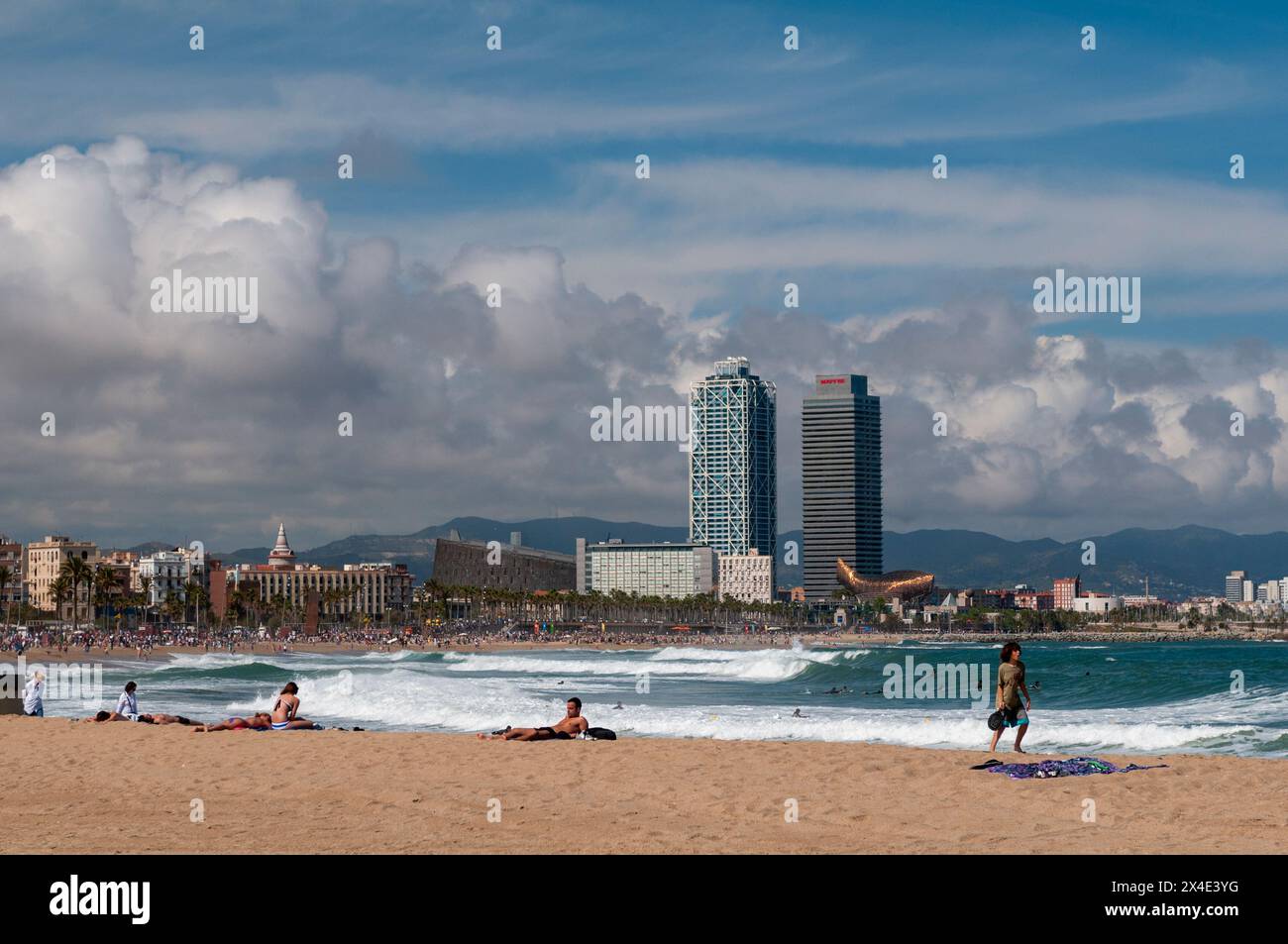 Una vista panoramica della spiaggia di la Barceloneta, dell'Hotel Arts e della Mapfre Tower. Spiaggia la Barceloneta, Barcellona, Catalogna, Spagna. (Solo per uso editoriale) Foto Stock