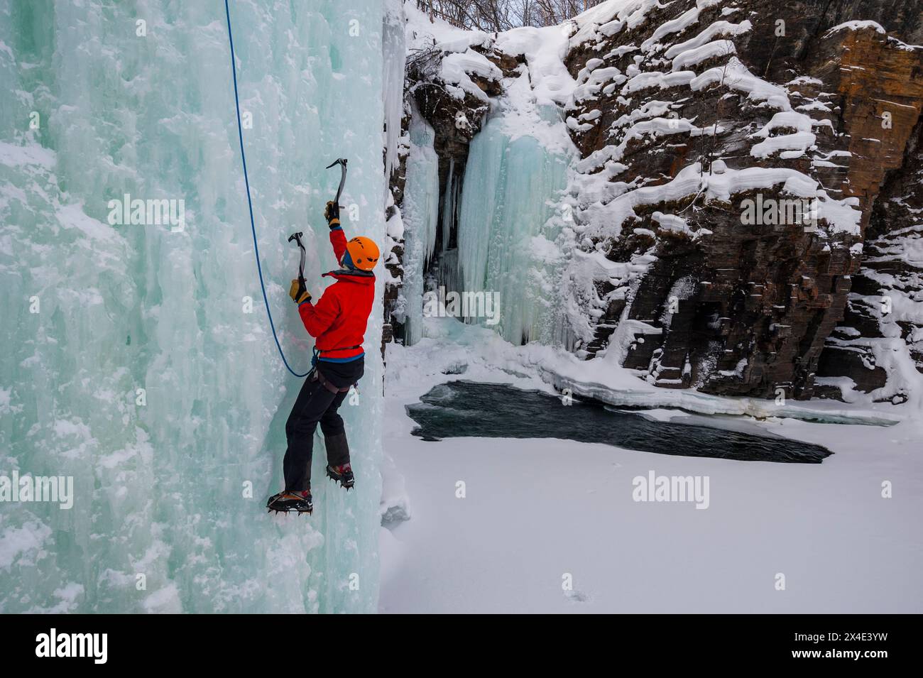 Arrampicata su ghiaccio su una cascata ghiacciata nel Parco Nazionale di Abisko, Svezia. (SIG.) Foto Stock