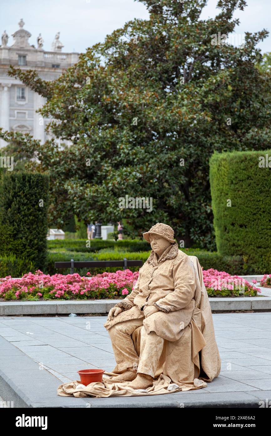 Una statua vivente, o una statua umana, un artista che si posa come una statua o un manichino, con un trucco realistico simile a una statua. Foto Stock