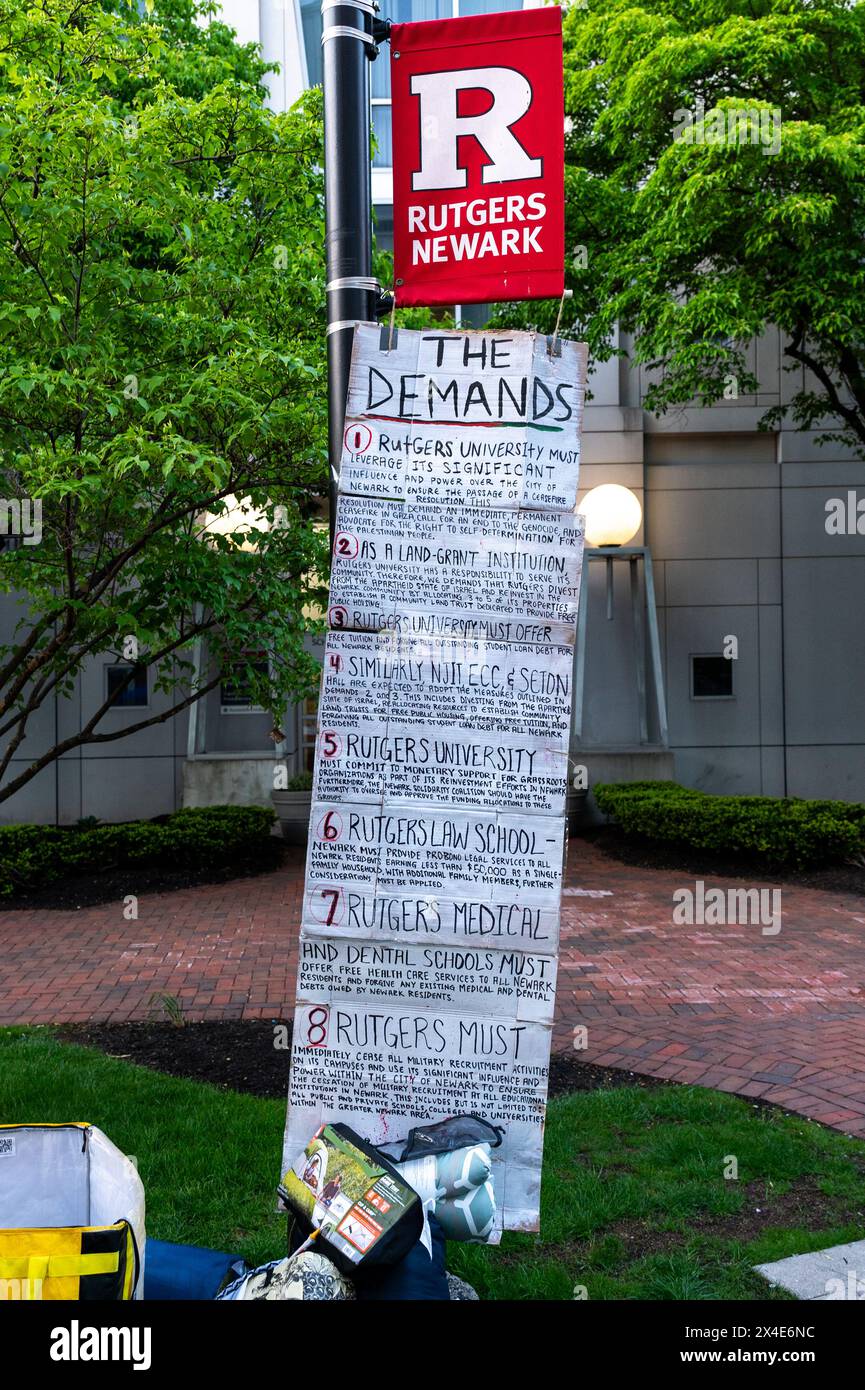 Newark, New Jersey, USA, 2 maggio 2024. Gli studenti della Rutgers University-Newark hanno allestito l'accampamento di solidarietà palestinese. Gli studenti hanno Unito le richieste di cessione dall'esercito israeliano e l'occupazione della Palestina, con l'invito a Rutgers a fare investimenti significativi in alloggi pubblici, assistenza sanitaria e istruzione gratuite, e altri servizi per i residenti di Newark. Il tasso di povertà di Newark è l'ottavo più alto dello stato, mentre il New Jersey ha il terzo reddito medio più alto negli Stati Uniti, secondo recenti studi. Foto Stock