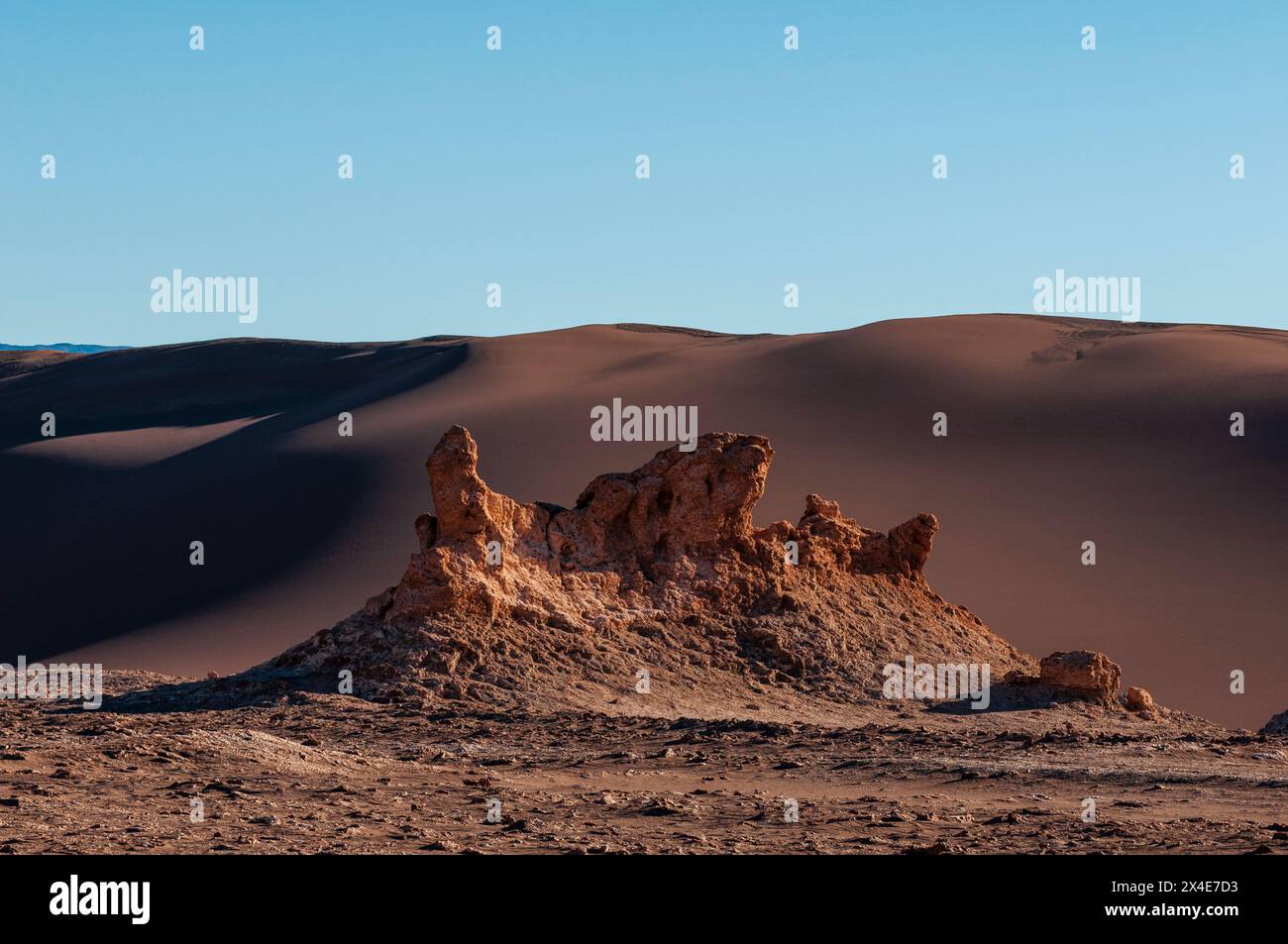 Formazioni rocciose e dune di sabbia nella Valle della Luna. Valle della Luna, deserto di Atacama, Regione Antofagasta, Cile. Foto Stock