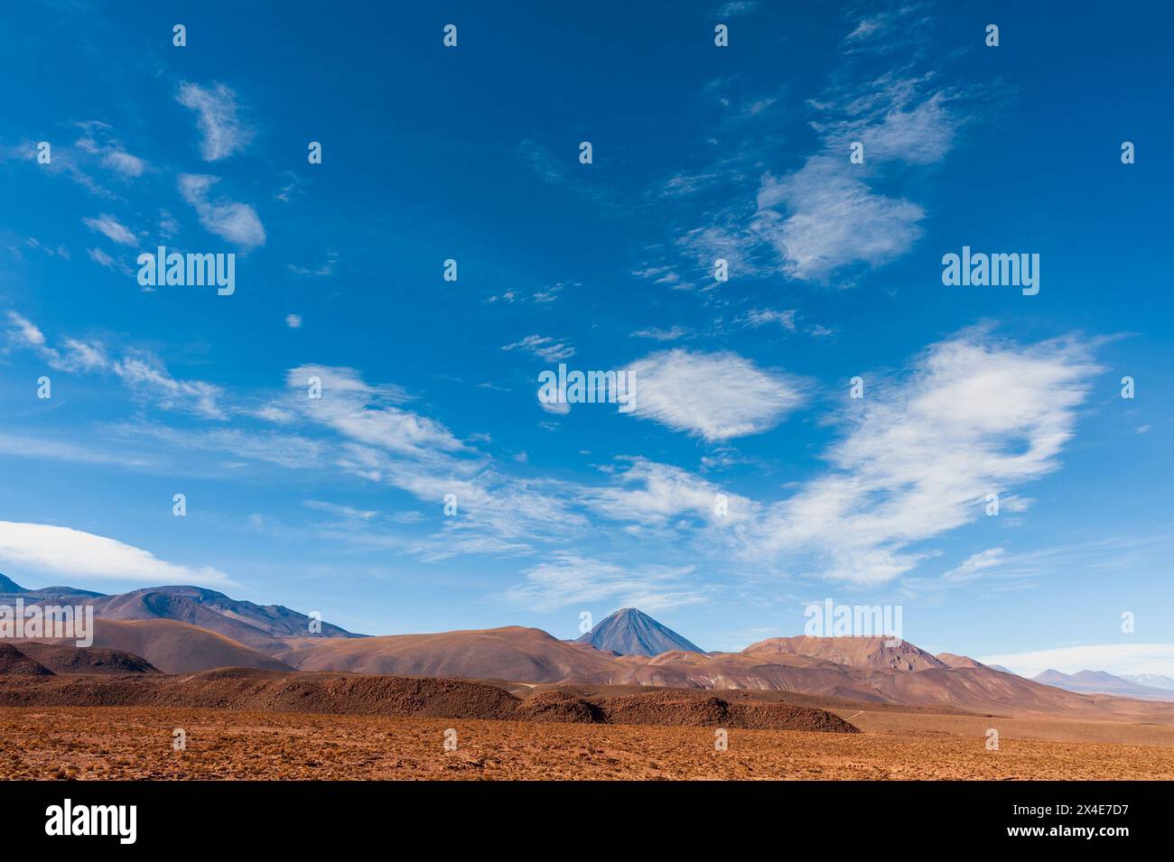 Il Vulcano Licancabur sorge tra le cime delle Ande. Deserto di Atacama, Regione Antofagasta, Cile. Foto Stock