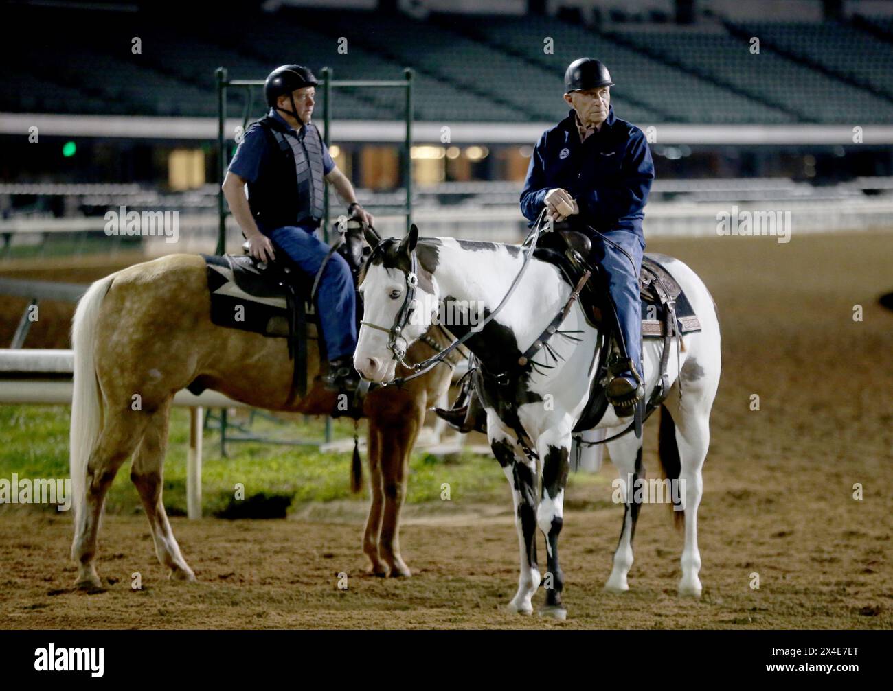 Louisville, Stati Uniti. 1° maggio 2024. L'allenatore della Hall of Fame D. Wayne Lukas (R) guarda i suoi cavalli allenarsi sulla pista mentre si preparano per la 150a corsa del Kentucky Derby a Churchill Downs giovedì 2 maggio 2024 a Louisville, Kentucky. Foto di John Sommers II/UPI credito: UPI/Alamy Live News Foto Stock