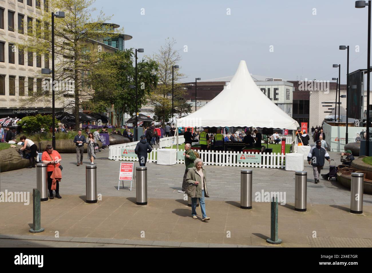 Crucible Theatre e Tudor Square nel centro di Sheffield, Inghilterra, Regno Unito, folle di persone per lo spazio pubblico del Campionato mondiale di snooker Foto Stock