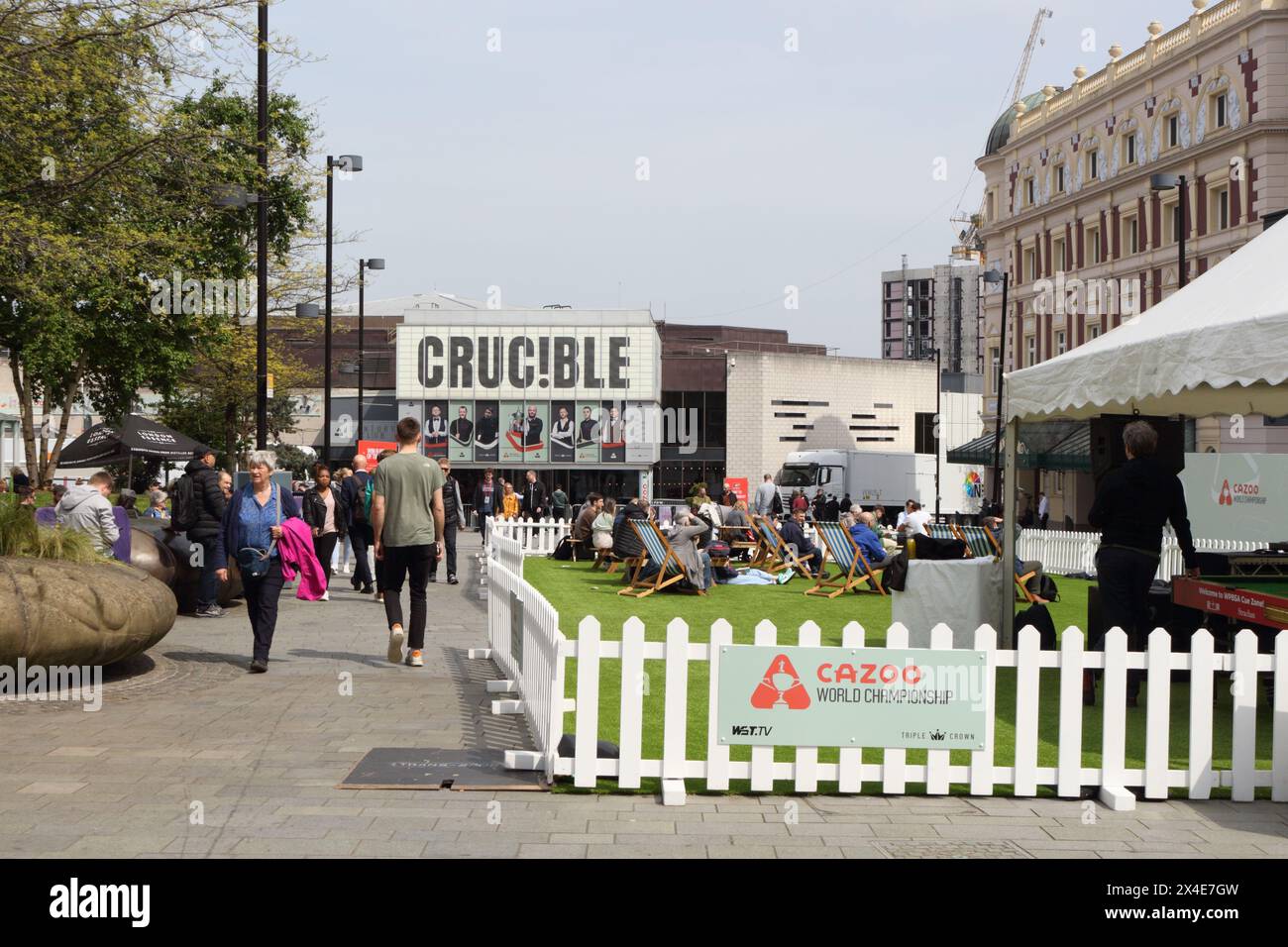 Crucible Theatre e Tudor Square nel centro di Sheffield, Inghilterra, Regno Unito, folle di persone per lo spazio pubblico del Campionato mondiale di snooker Foto Stock