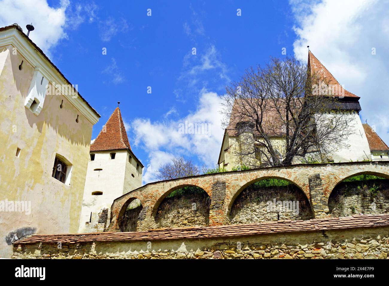 Complesso architettonico della chiesa fortificata di Biertan in Romania: Vista delle torri e delle mura della fortezza Foto Stock