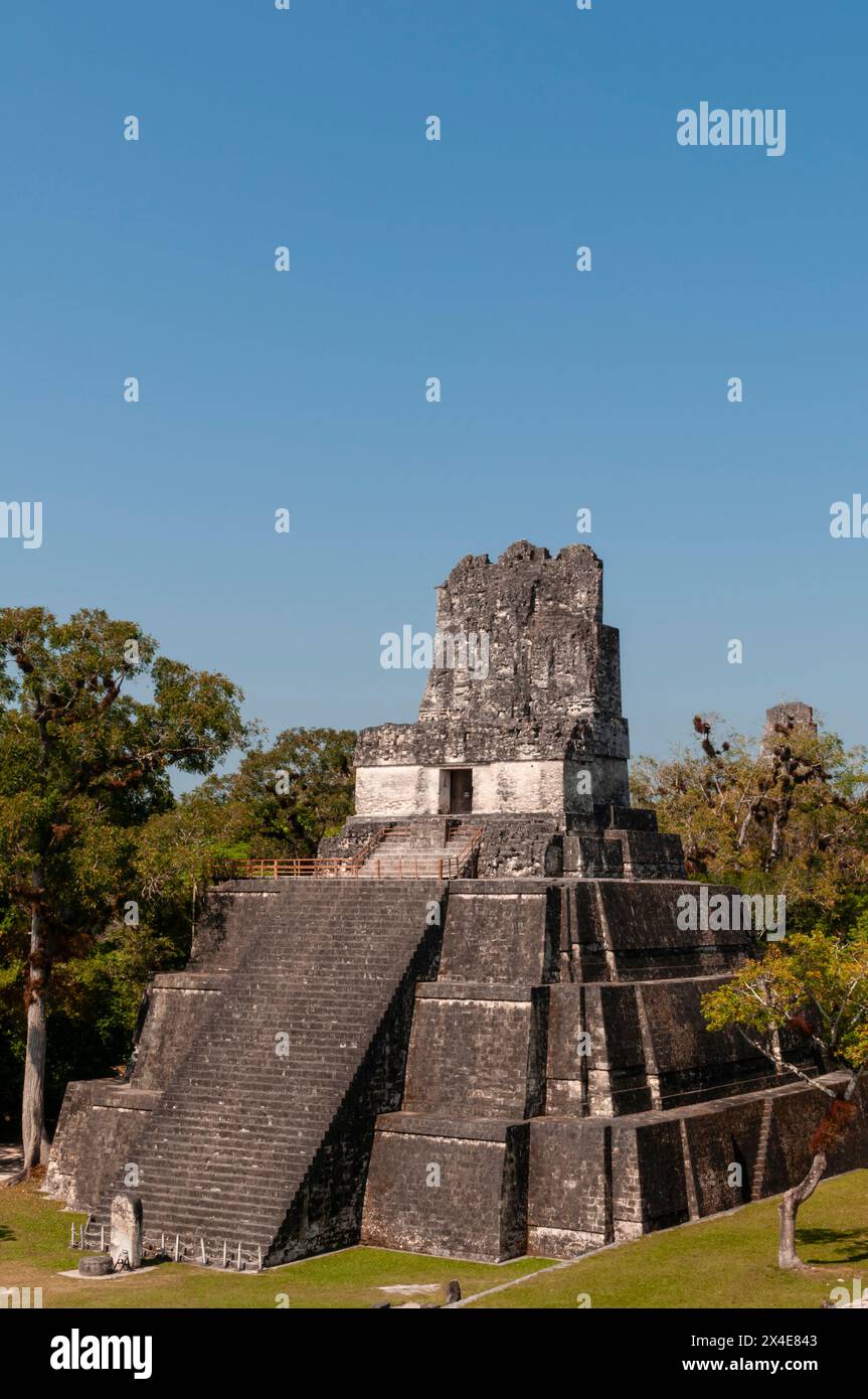 Una vista del Tempio II. Parco Nazionale Tikal, El Peten, Guatemala. Foto Stock