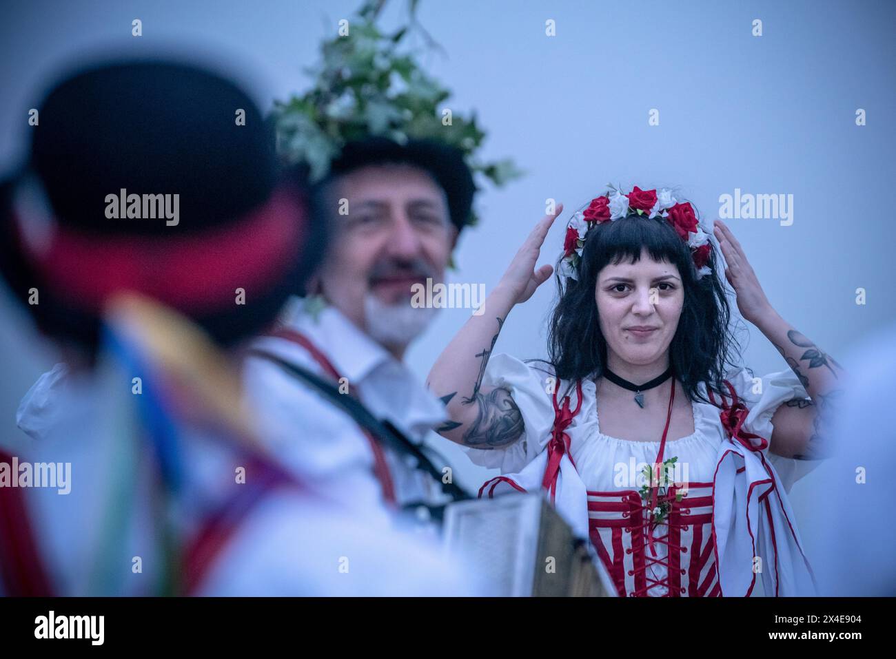 Le Belles of London City, gruppo femminile di Morris, si esibiscono in una danza del giorno di maggio durante un'alba nebbiosa a Primrose Hill, Londra, Regno Unito Foto Stock