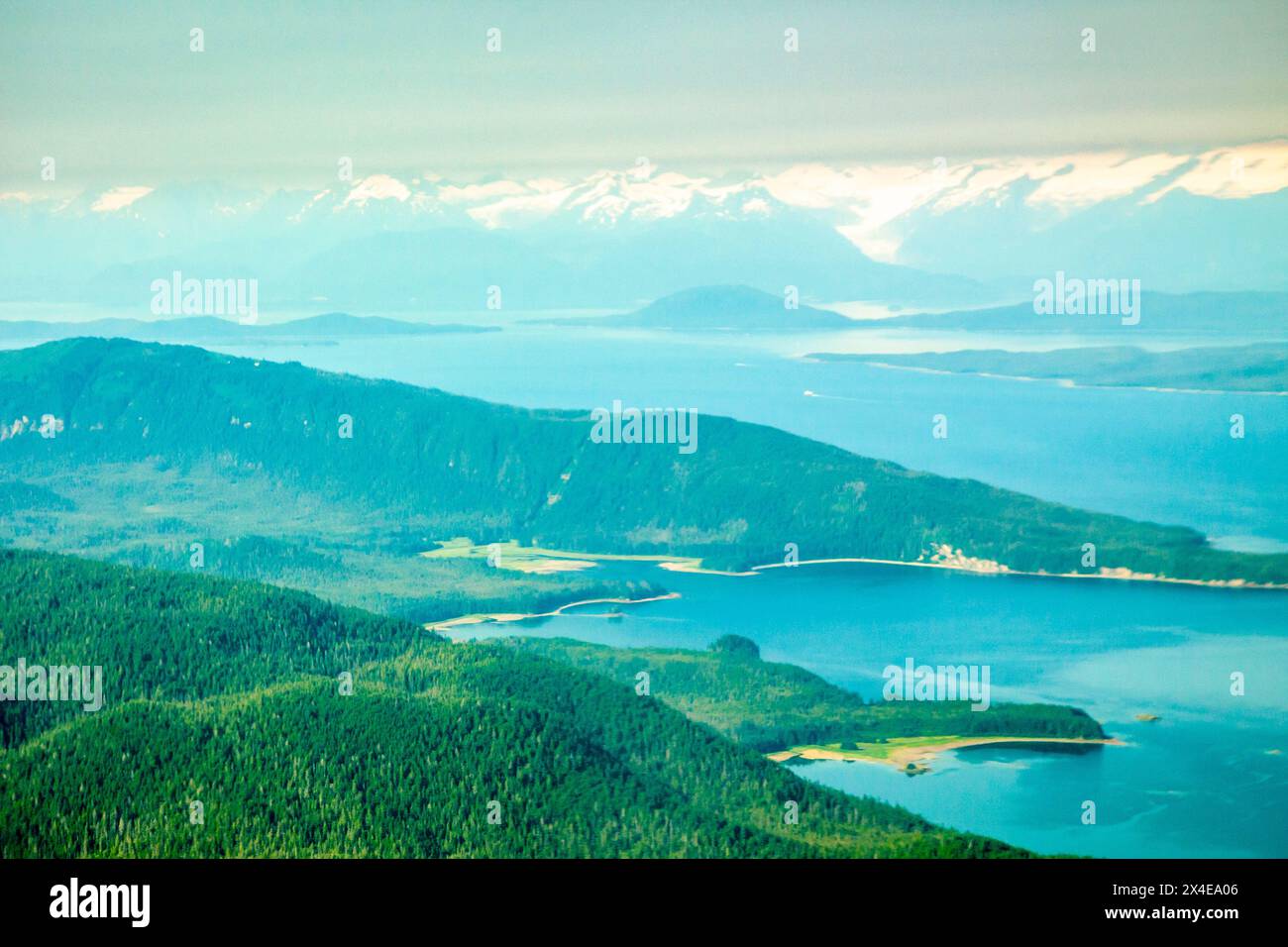 USA, Alaska, Juneau. Aerea di foreste e paesaggi oceanici che volano in città. Foto Stock