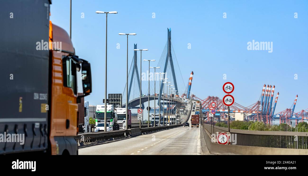 Amburgo, Germania. 2 maggio 2024. Inaugurato nel 1974, il ponte Köhlbrand attraversa il Süderelbe nel porto di Amburgo. La struttura deve essere sostituita da un nuovo ponte a causa degli elevati costi di manutenzione e di un'altezza di sgombero troppo bassa per le navi portacontainer credito: Markus Scholz/dpa/Alamy Live News Foto Stock
