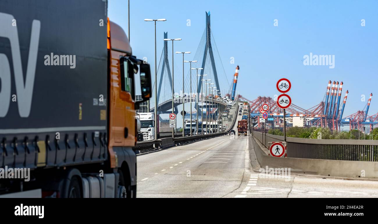 Amburgo, Germania. 2 maggio 2024. Inaugurato nel 1974, il ponte Köhlbrand attraversa il Süderelbe nel porto di Amburgo. La struttura deve essere sostituita da un nuovo ponte a causa degli elevati costi di manutenzione e di un'altezza di sgombero troppo bassa per le navi portacontainer credito: Markus Scholz/dpa/Alamy Live News Foto Stock