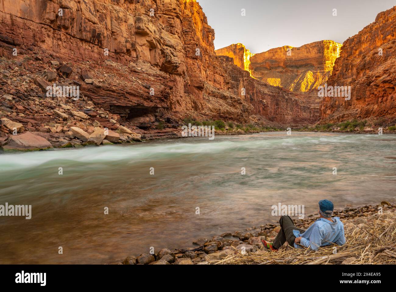 Stati Uniti, Arizona, Parco Nazionale del Grand Canyon. Uomo che si rilassa presso l'House Rock Rapid sul fiume Colorado. (Solo per uso editoriale) Foto Stock