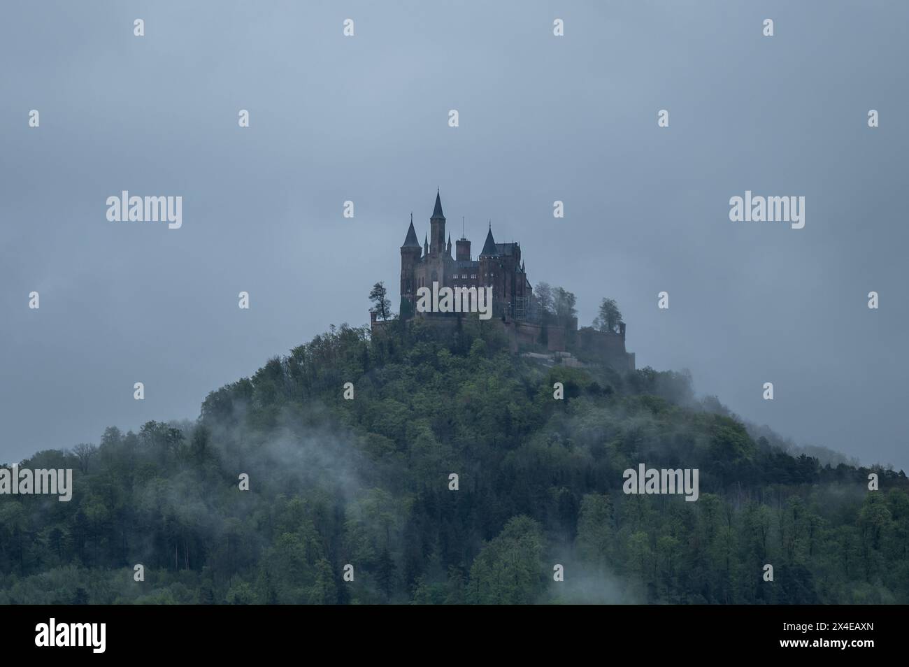 Hechingen, Germania. 2 maggio 2024. Il castello di Hohenzollern nel quartiere di Zollernalb può essere visto con il tempo piovoso. Crediti: Silas Stein/dpa/Alamy Live News Foto Stock