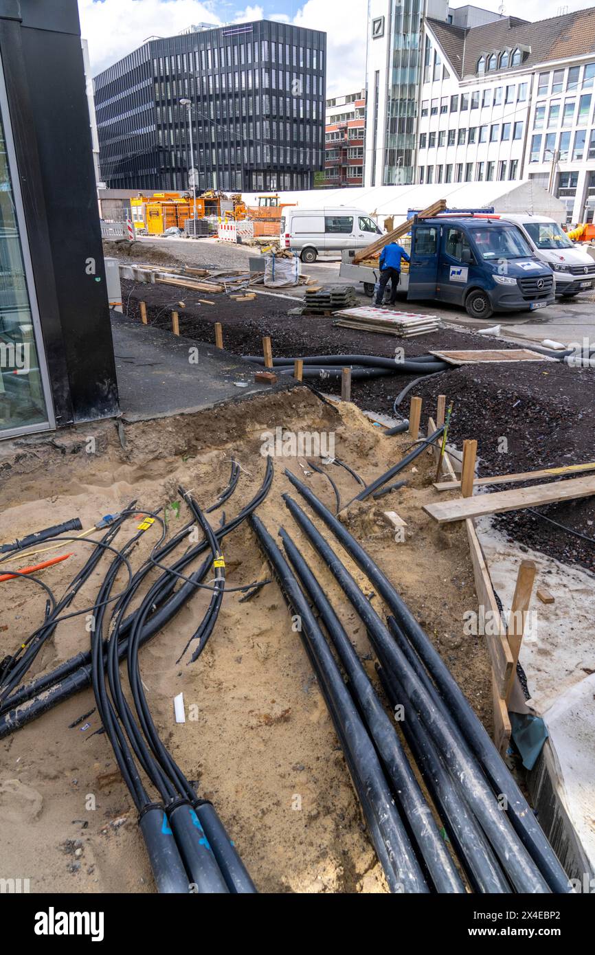 Le linee di approvvigionamento, interrate, sono esposte durante un progetto di costruzione, Bochum, NRW, Germania Foto Stock