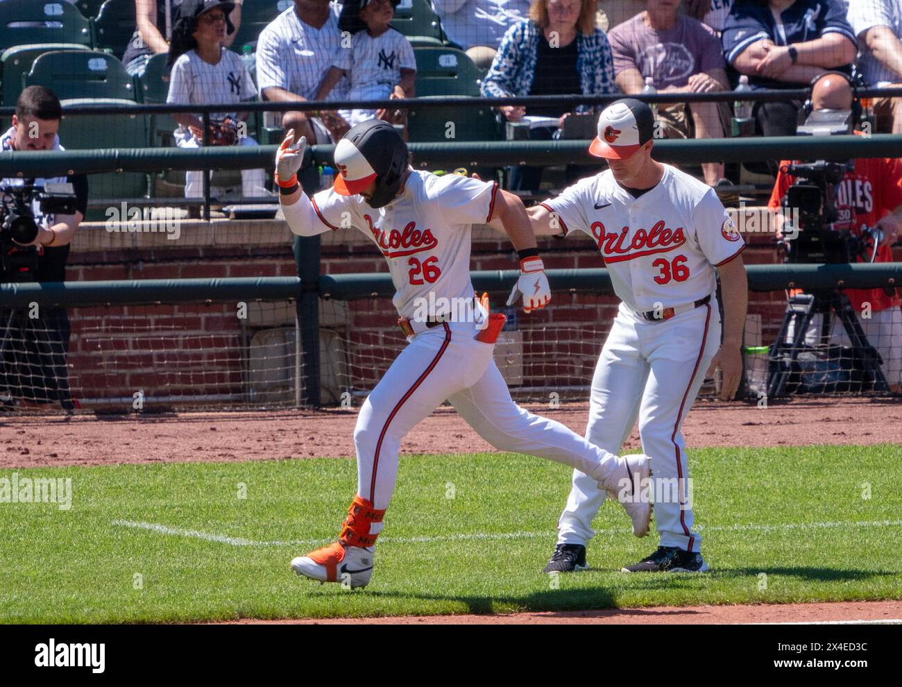 Baltimora, Stati Uniti. 2 maggio 2024. BALTIMORE, MD - 2 MAGGIO: L'esterno dei Baltimore Orioles Ryan McKenna (26) passa l'allenatore della terza base Tony Mansolino (36) sulla strada per segnare durante una partita della MLB tra i Baltimore Orioles e i New York Yankees, il 2 maggio 2024, all'Orioles Park a Camden Yards, a Baltimora, Maryland. (Foto di Tony Quinn/SipaUSA) credito: SIPA USA/Alamy Live News Foto Stock