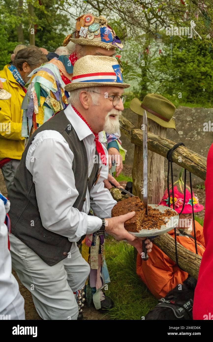 Fruit Cake viene data al pubblico dei Morris Dancers che danno il benvenuto all'alba del giorno di maggio, a Coldrum Long Barrow nel Kent Foto Stock