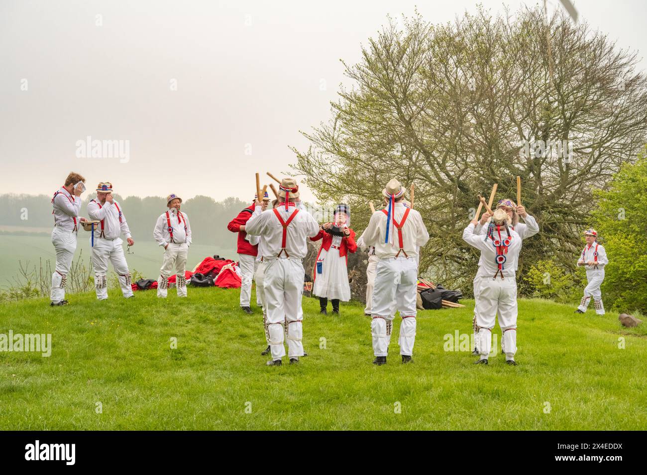 I Morris Dancers sono pronti ad accogliere l'alba del giorno di maggio, a Coldrum Long Barrow nel Kent Foto Stock