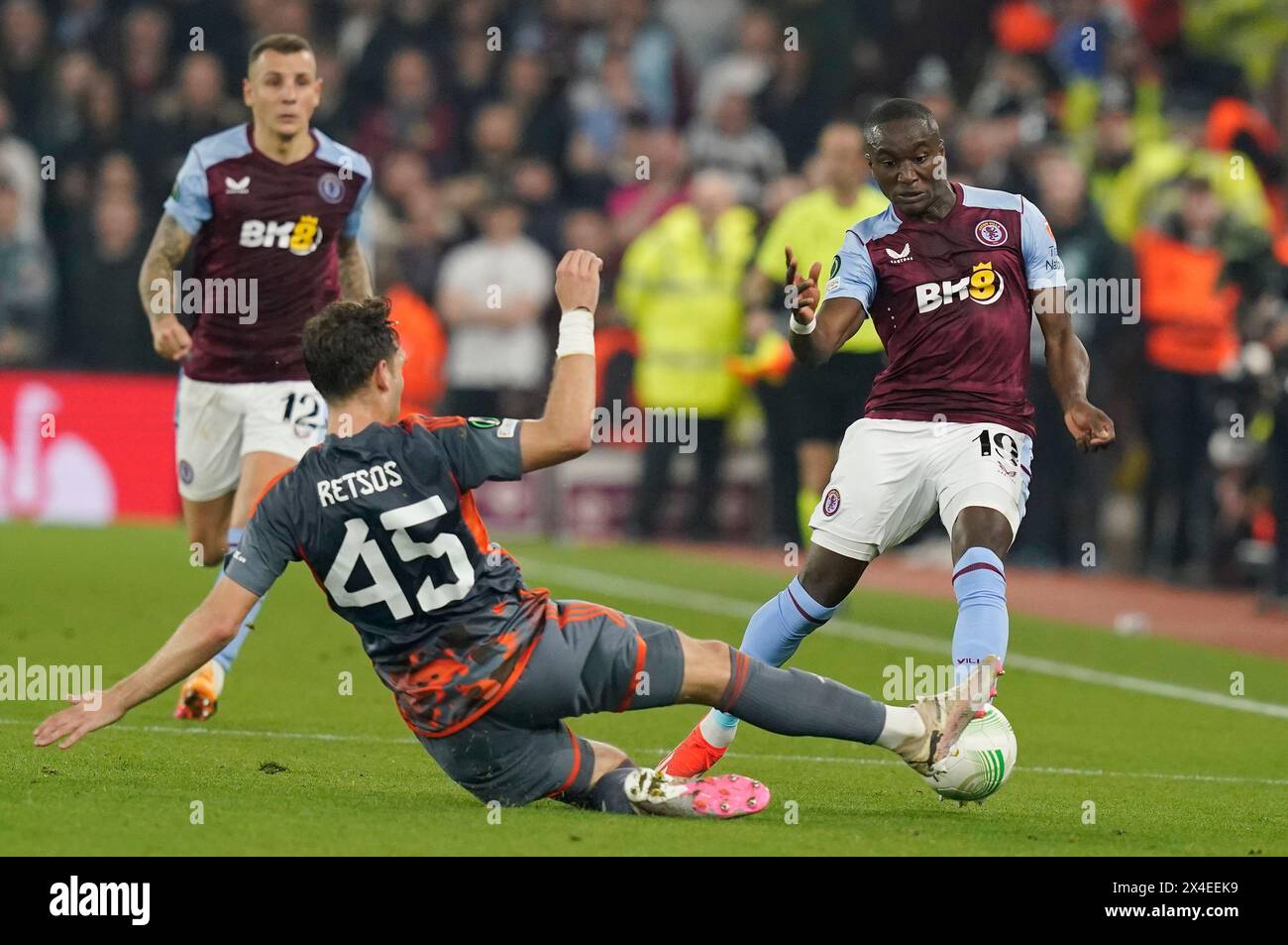 Birmingham, Regno Unito. 2 maggio 2024. Moussa Diaby dell'Aston Villa (R) è sfidato dal Panagiotis Retsos dell'Olympiakos durante la partita UEFA Europa Conference League a Villa Park, Birmingham. Il credito per immagini dovrebbe essere: Andrew Yates/Sportimage Credit: Sportimage Ltd/Alamy Live News Foto Stock