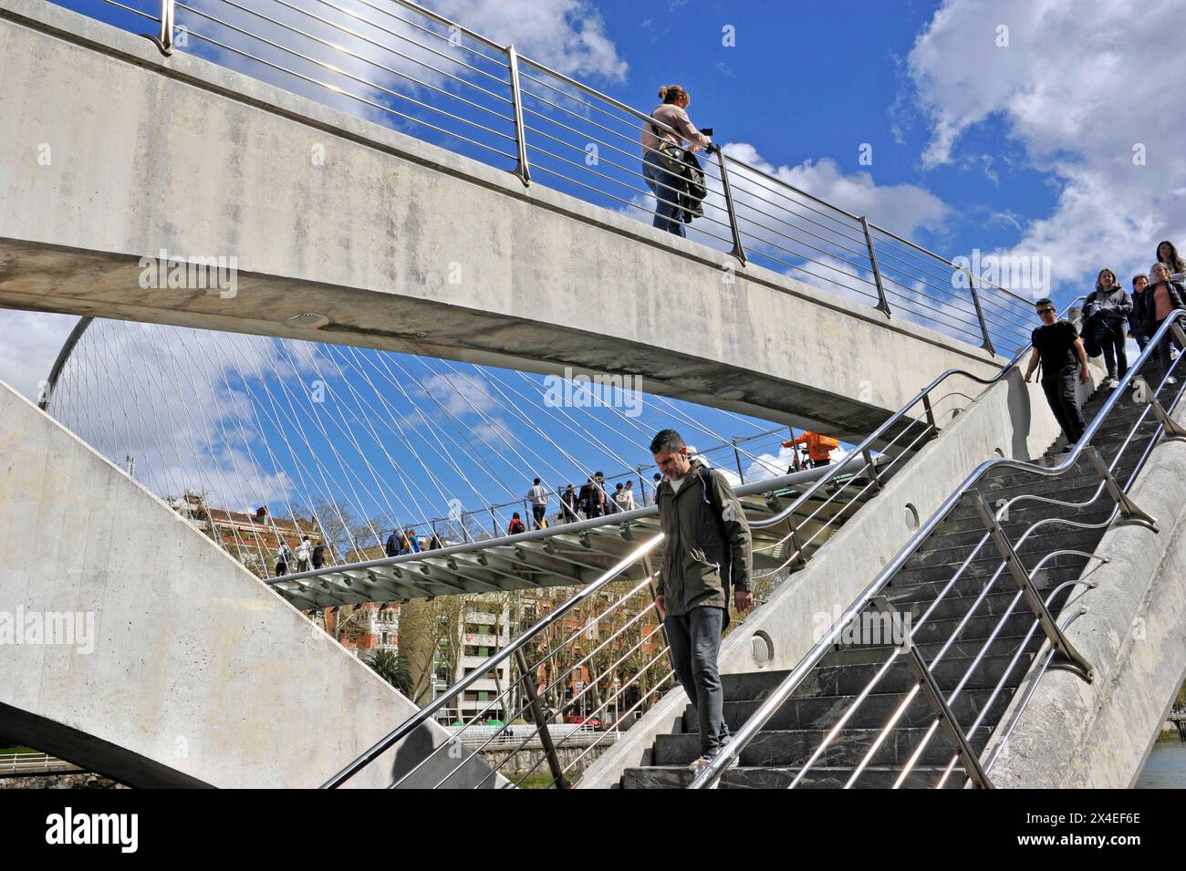 Persone che camminano sul ponte sul fiume Nervion Bilbao, Spagna, Europa Foto Stock