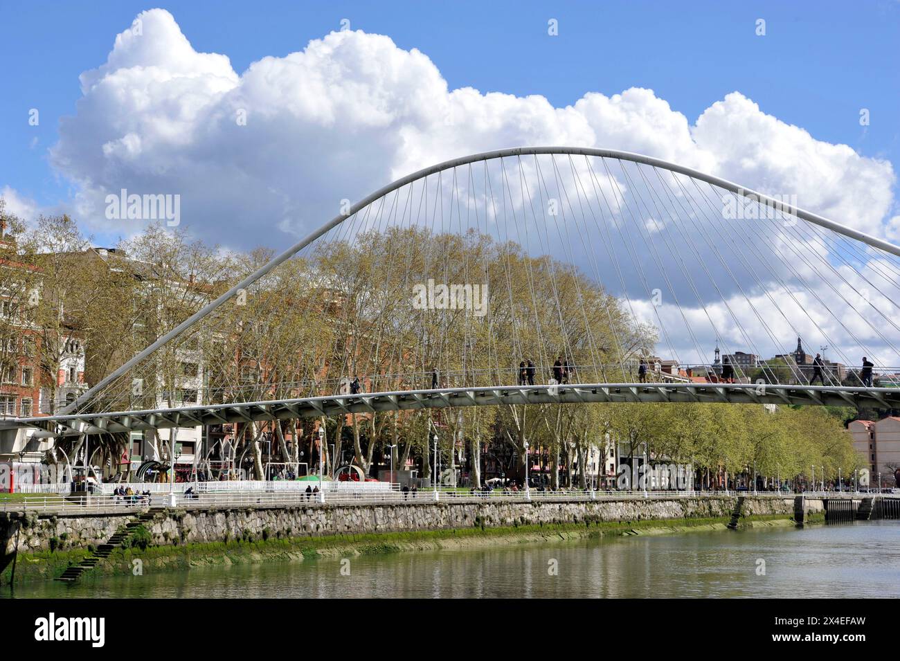 Persone che attraversano un ponte sul fiume Nervion, Bilbao, Spagna, Europa Foto Stock