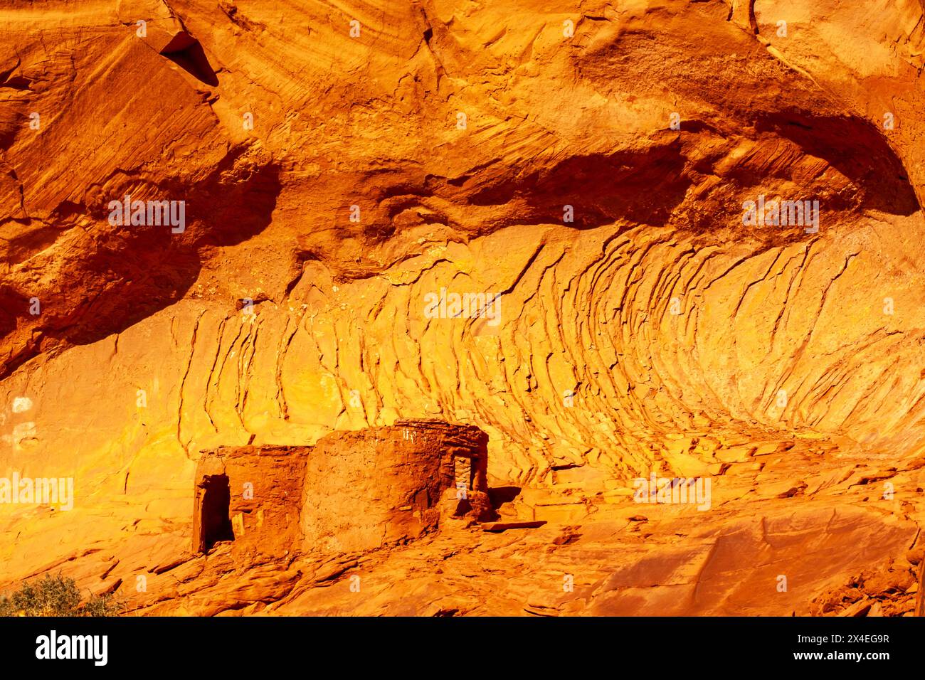 USA, Arizona, Monument Valley Navajo Tribal Park. Le rovine della grotta Echo e la sporgenza di roccia. Foto Stock
