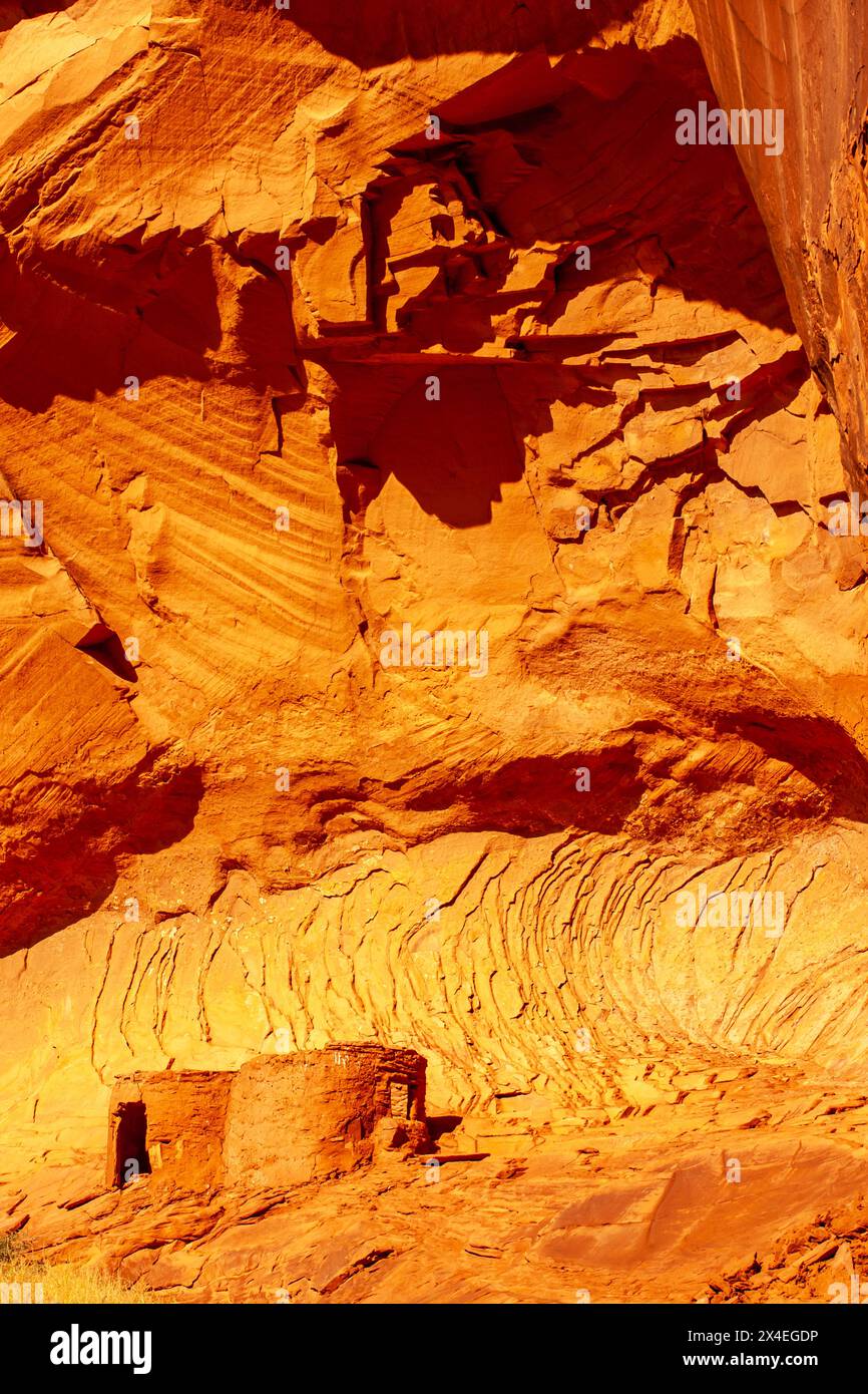 USA, Arizona, Monument Valley Navajo Tribal Park. Le rovine della grotta Echo e la sporgenza di roccia. Foto Stock