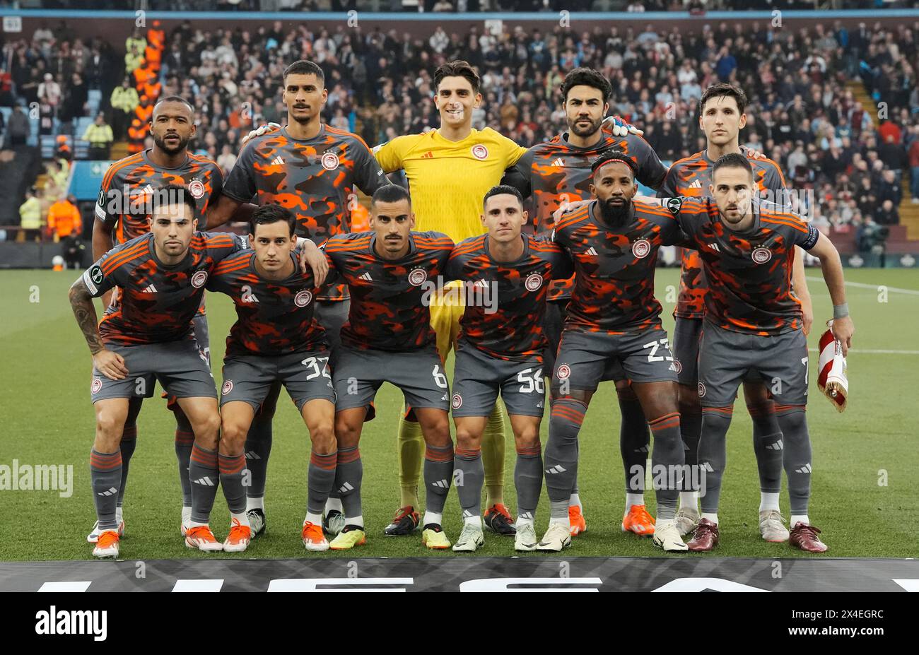 Giocatori dell'Olympiacos, di ritorno da sinistra, Ayoub El Kaabi, David Carmo, portiere Konstantinos Tzolakis, Vicente Iborra, Panagiotis Retsos, prima fila da sinistra, Francisco Ortega, Santiago Hezze, Chiquinho, Daniel Podence, Rodinei e Kostas Fortounis si schierano prima della semifinale di UEFA Conference League, partita di andata e ritorno a Villa Park, Birmingham. Data foto: Giovedì 2 maggio 2024. Foto Stock