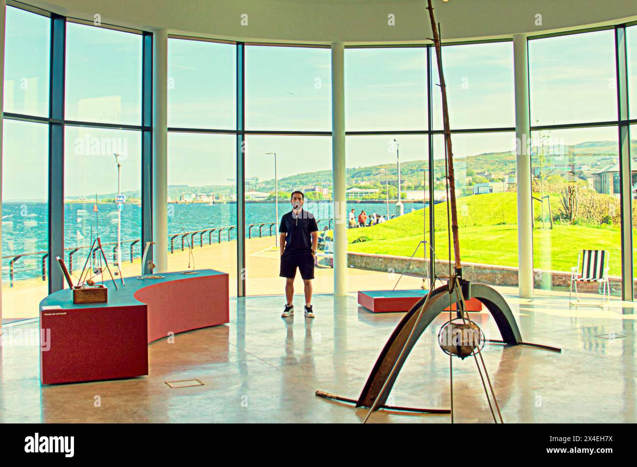 Greenock, Glasgow, Scozia, Regno Unito. 2 maggio 2024: Martin Compston al Wyllieum ha fatto una rapida visita promozionale alla nuova sede dedicata all'artista george wylie come george che è originario della città. Il museo è dedicato alle sue opere. Credit Gerard Ferry/Alamy Live News Foto Stock