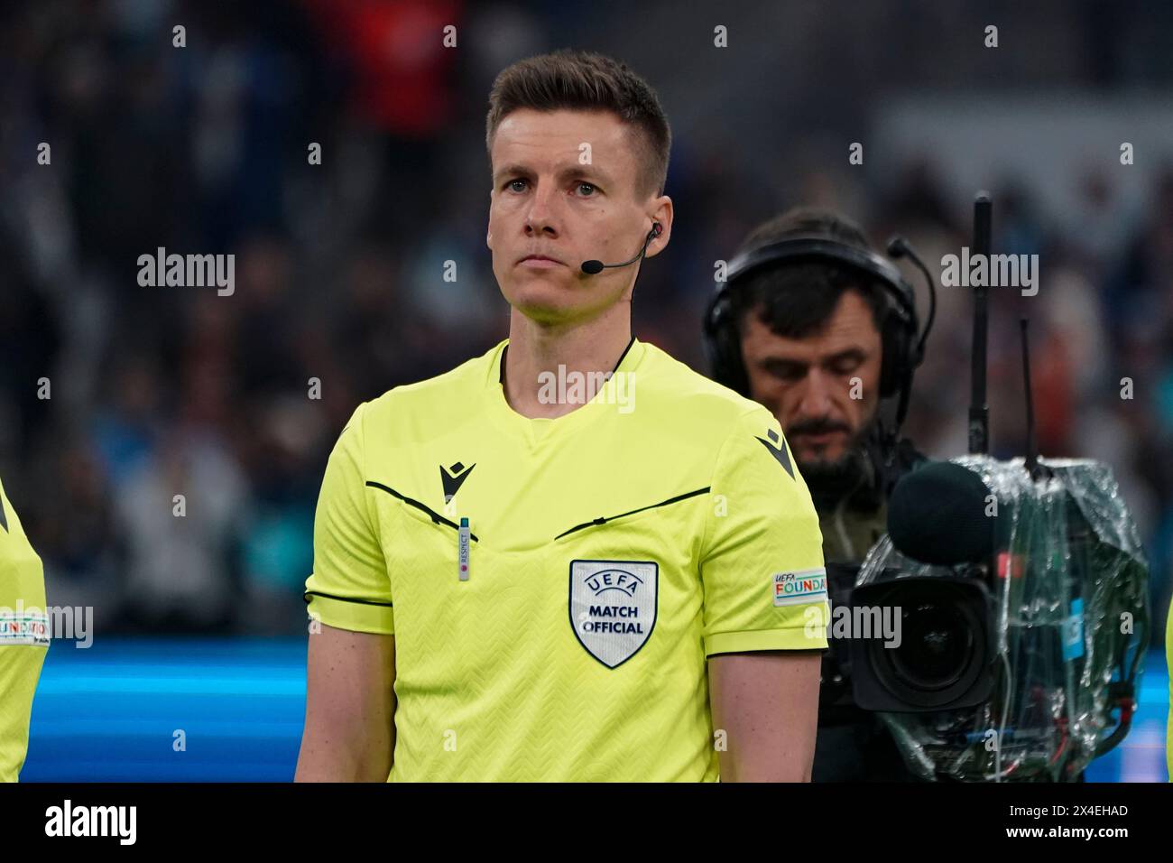 Daniel Siebert (arbitro) durante la semifinale di UEFA Europa League partita di andata tra Atalanta Bergame e Olympique de Marseille all'Orange Vélodrome di Marsiglia. Foto Stock
