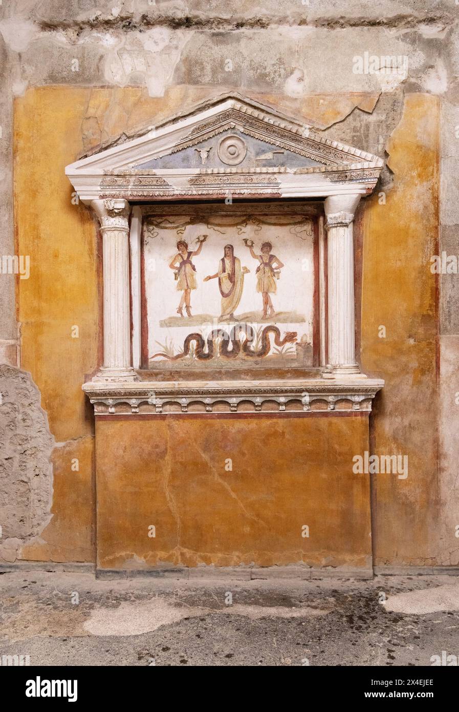 Le rovine di Pompei e l'affresco di Pompei. Un Lararium, della Casa dei Vettii; Un Santuario con serpente e spiriti protettivi per la casa; Pompei Italia Foto Stock