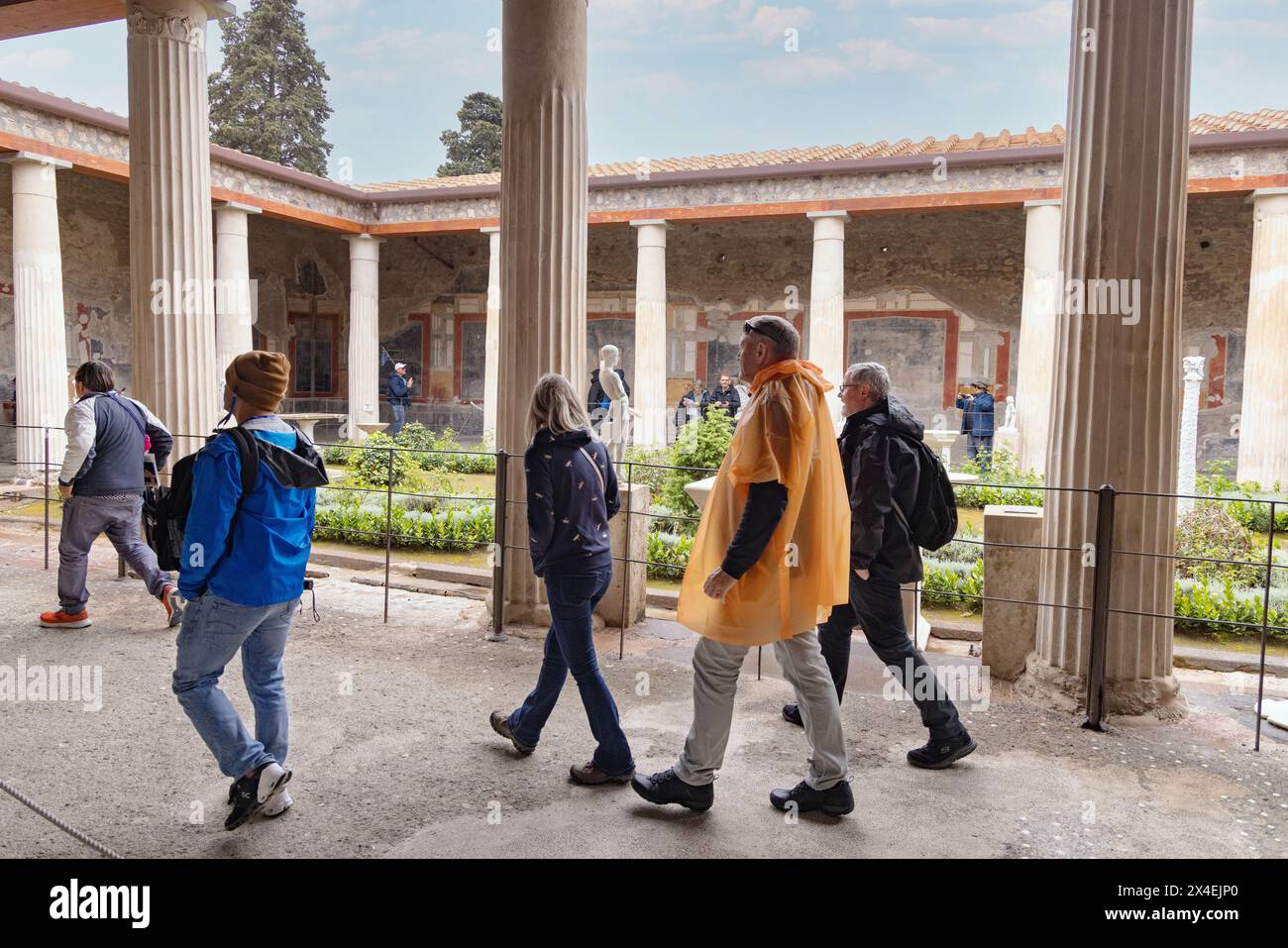 Pompei visitatori - persone nel giardino di Casa Vettii, o Casa dei Vettii, una villa di recente apertura, Pompei Campania Italia. Sito UNESCO Foto Stock